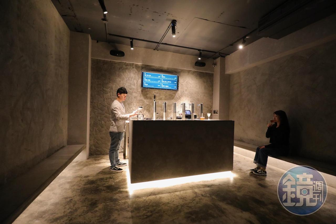 裡頭設置的長型座位,仿照Draft Land對面的「四川吳抄手」階梯,坐上去的熟悉感,有遇過酒吧客人大爆炸,暫坐過的人一定懂。