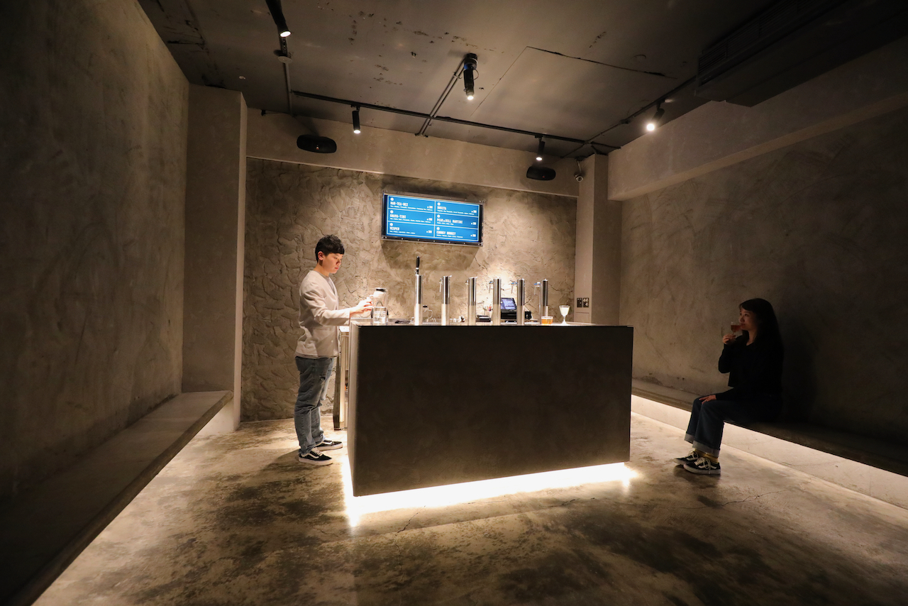 裡頭設置的長型座位,仿照Draft Land對面的「四川吳抄手」階梯,坐上去的熟悉感,有遇過酒吧客人大爆炸,暫坐過的人一定懂。