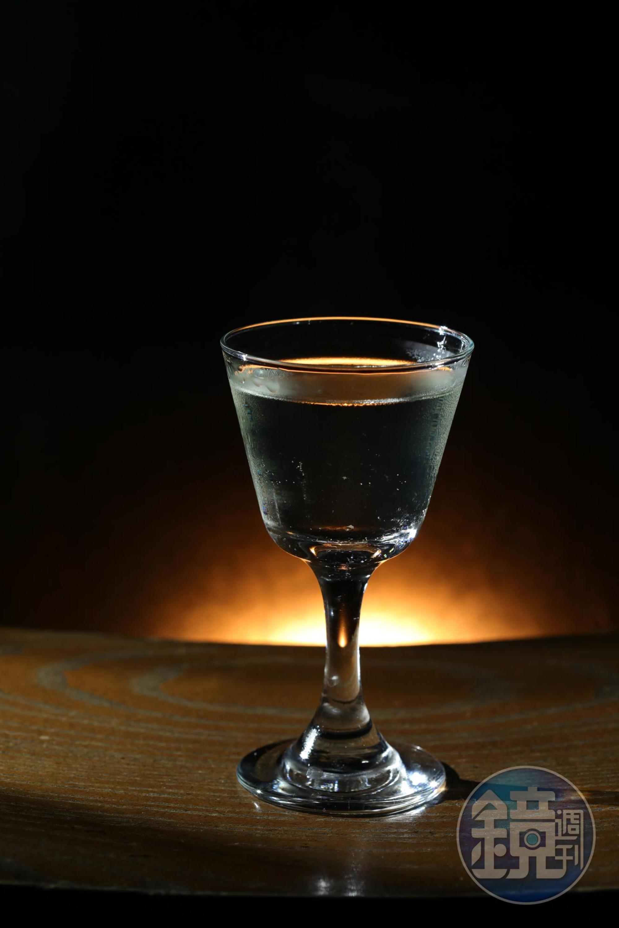 汲取式「Vesper」有琴酒、伏特加的結構,仍有馬丁尼的氣泡感,完全不輸現調。(300元/杯)