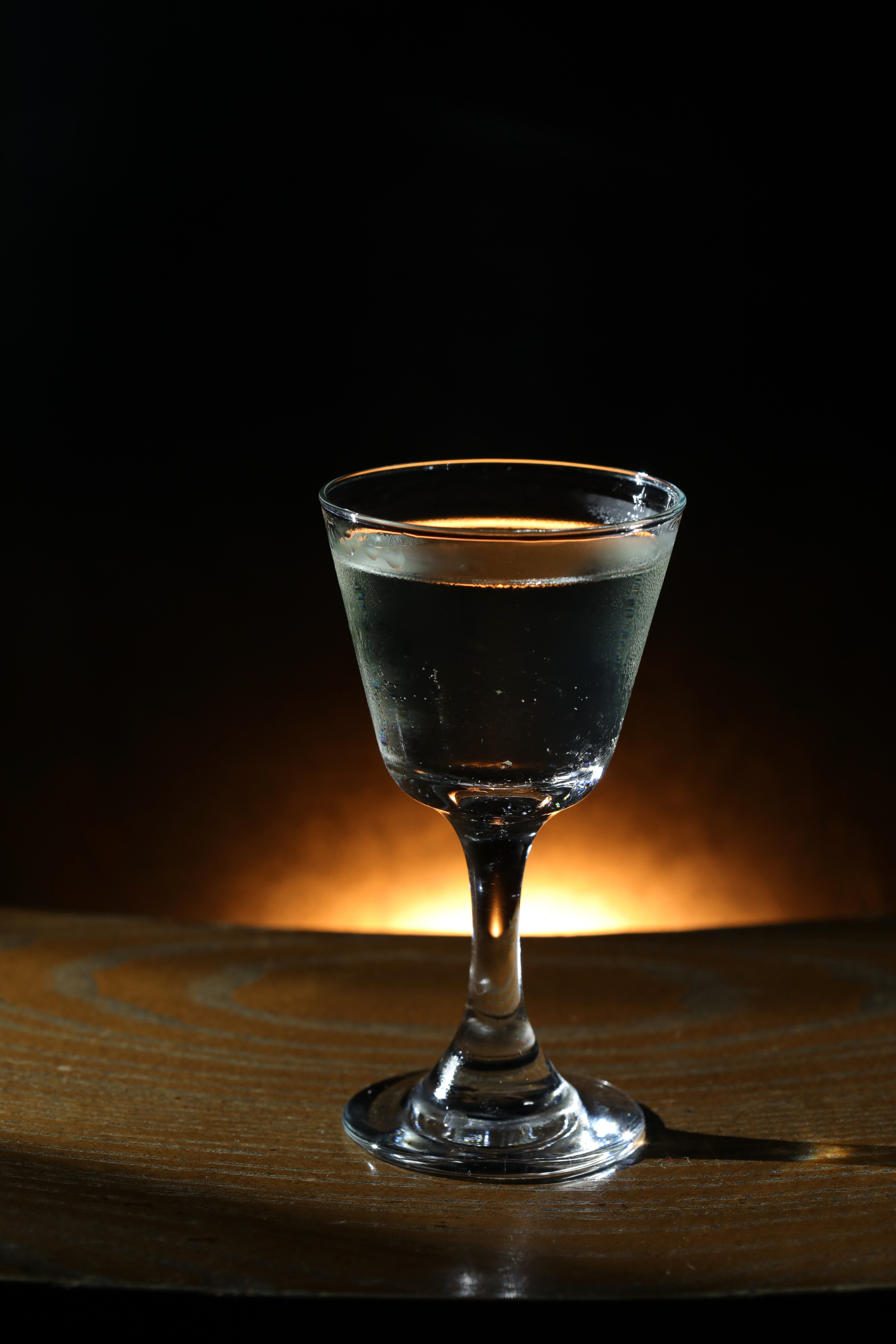汲取式「Vesper」有琴酒、伏特加的結構,仍有馬丁尼的氣泡感,完全不輸現調。(300元/杯)