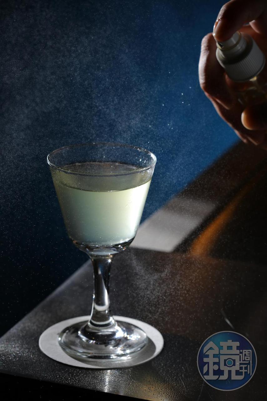 「Pear & Dill Martini」取酒後噴上蒔蘿噴霧增添青草香,西洋梨調性以啤酒花添上些許苦味。(300元/杯)