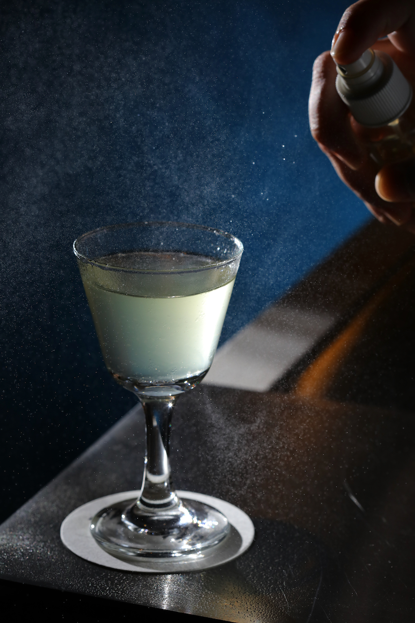 「Pear & Dill Martini」取酒後噴上蒔蘿噴霧增添青草香,西洋梨調性以啤酒花添上些許苦味。(300元/杯)