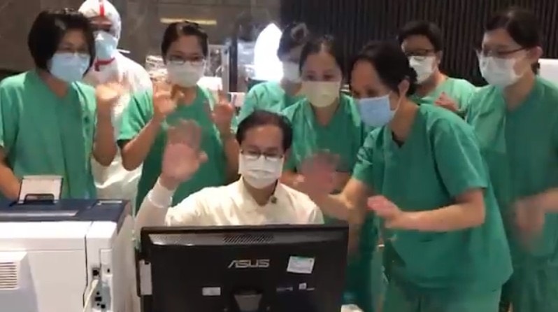 集中檢疫中心團隊透過視訊,為在房間內隔離治療的男童唱生日快樂歌。(台北慈濟醫院提供)
