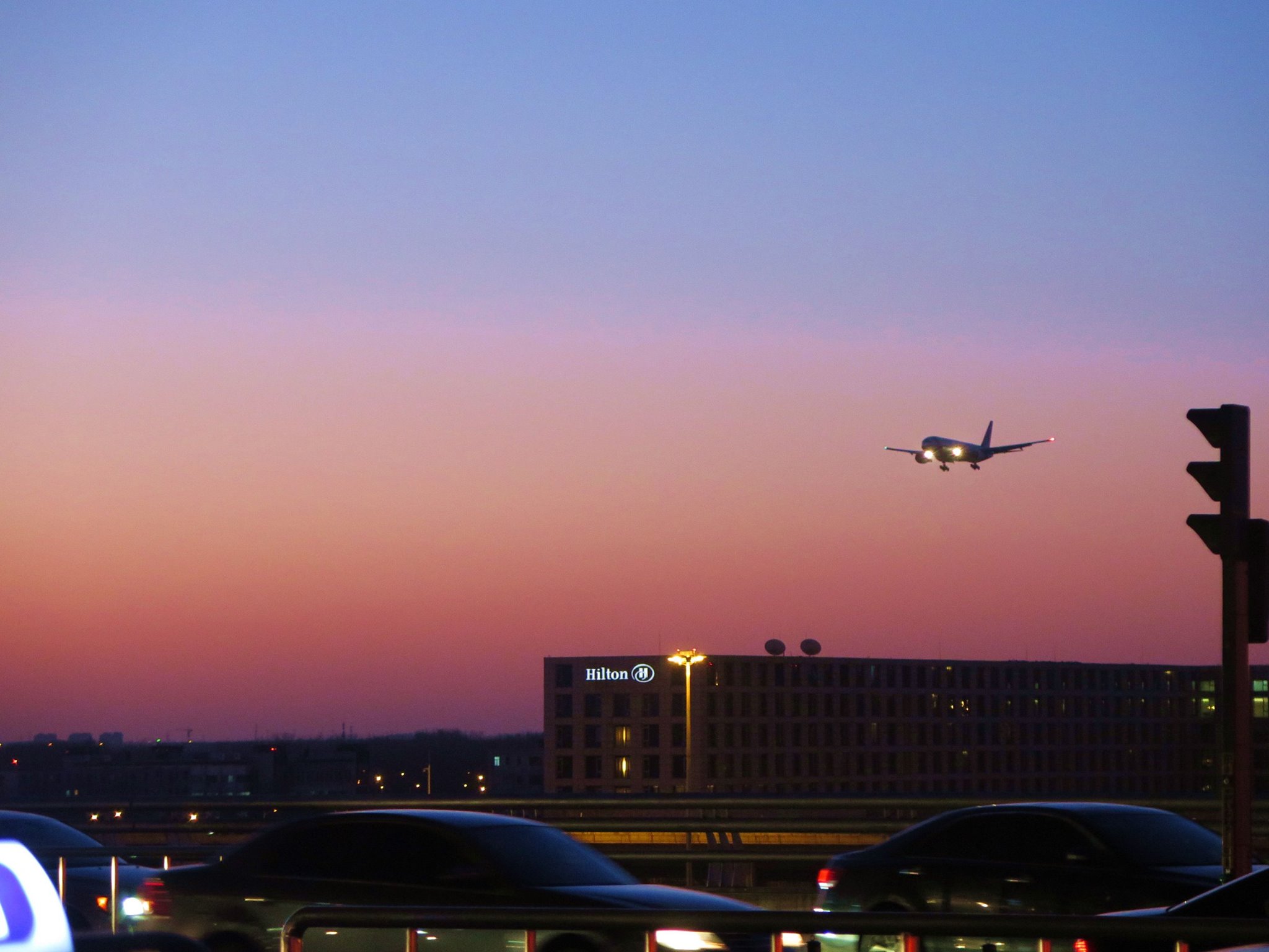 因應三級疫情警戒延長，旅行社持續取消出團，並公布退票或改期辦法。（本刊資料照）