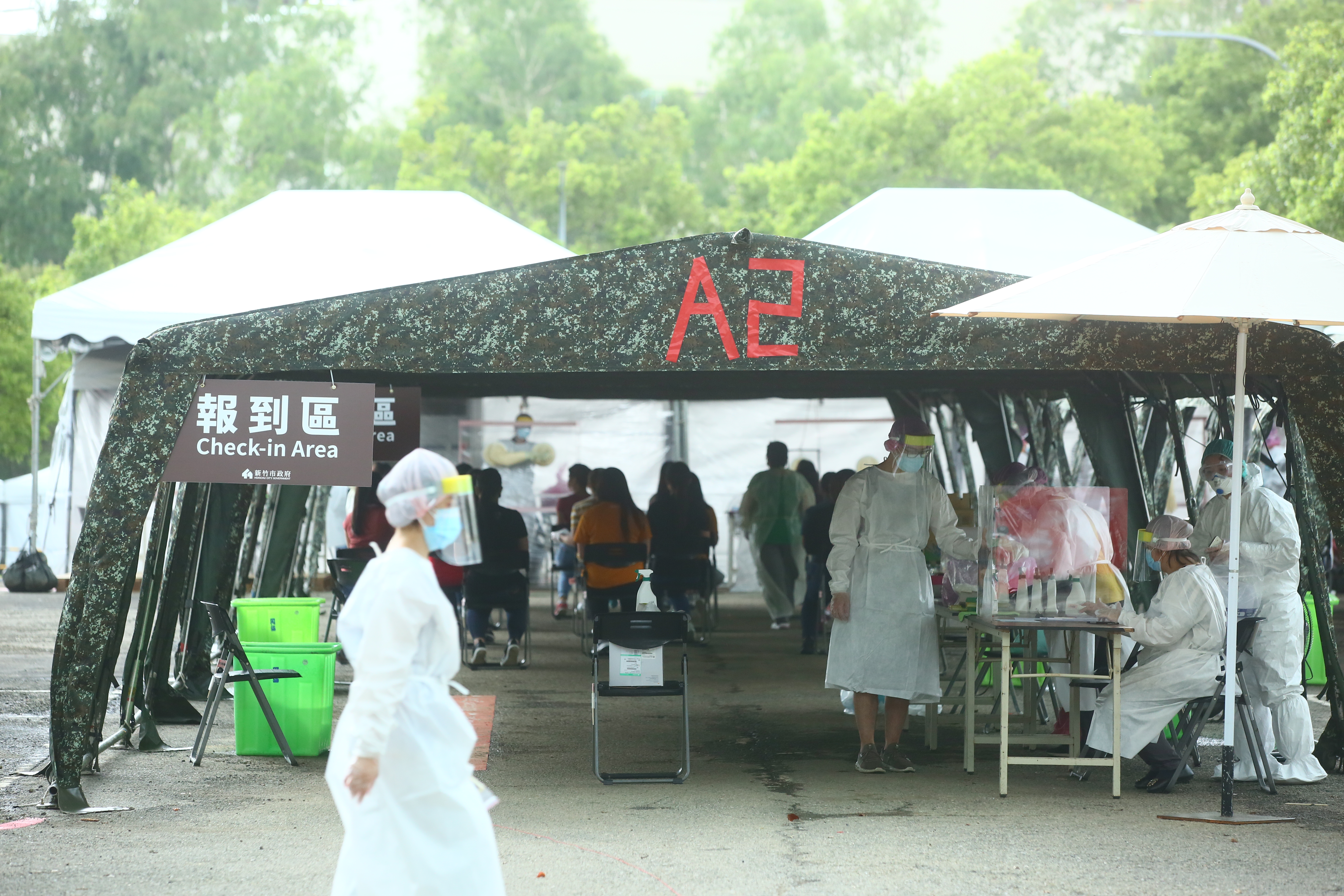 本土疫情擴散，京元電移工群聚感染，威脅台灣經濟命脈與科技重鎮—新竹科學園區，中央到地方全面警戒。