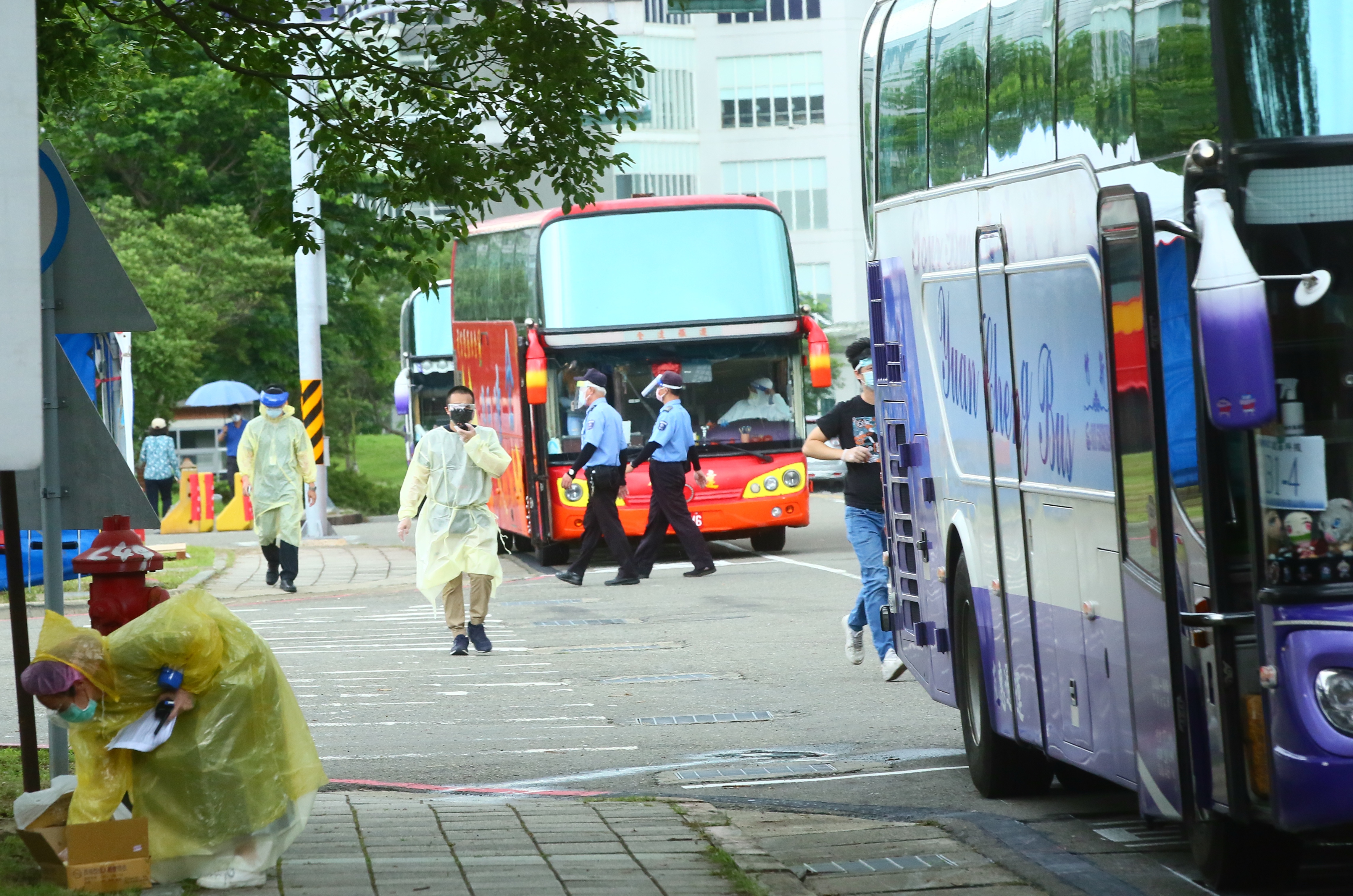 疫情從重災區雙北市向南延燒，就連科技重鎮新竹科學園區也拉警報。