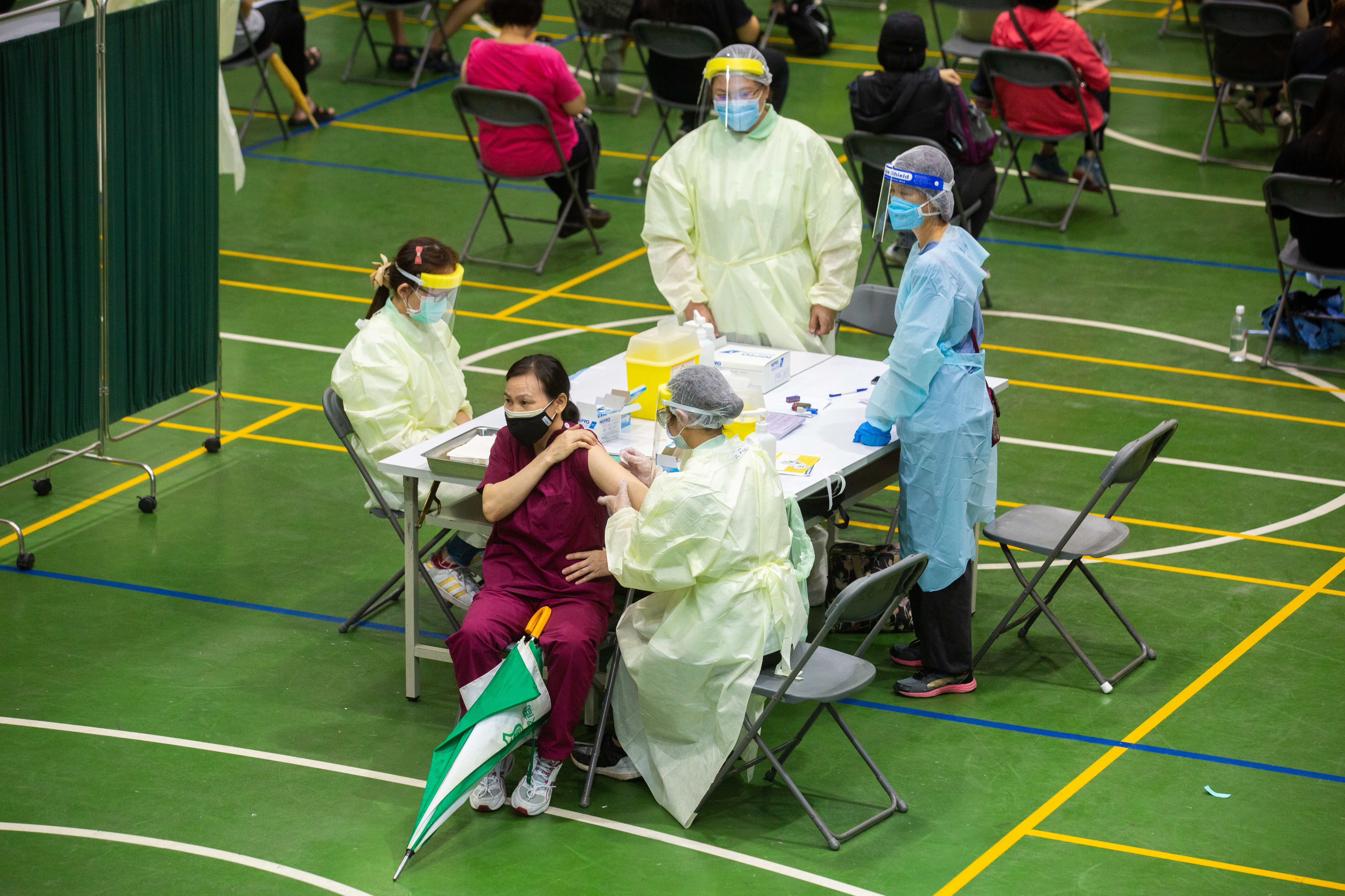 新冠疫苗能大幅降低重症與致死率，民眾應趕緊施打。