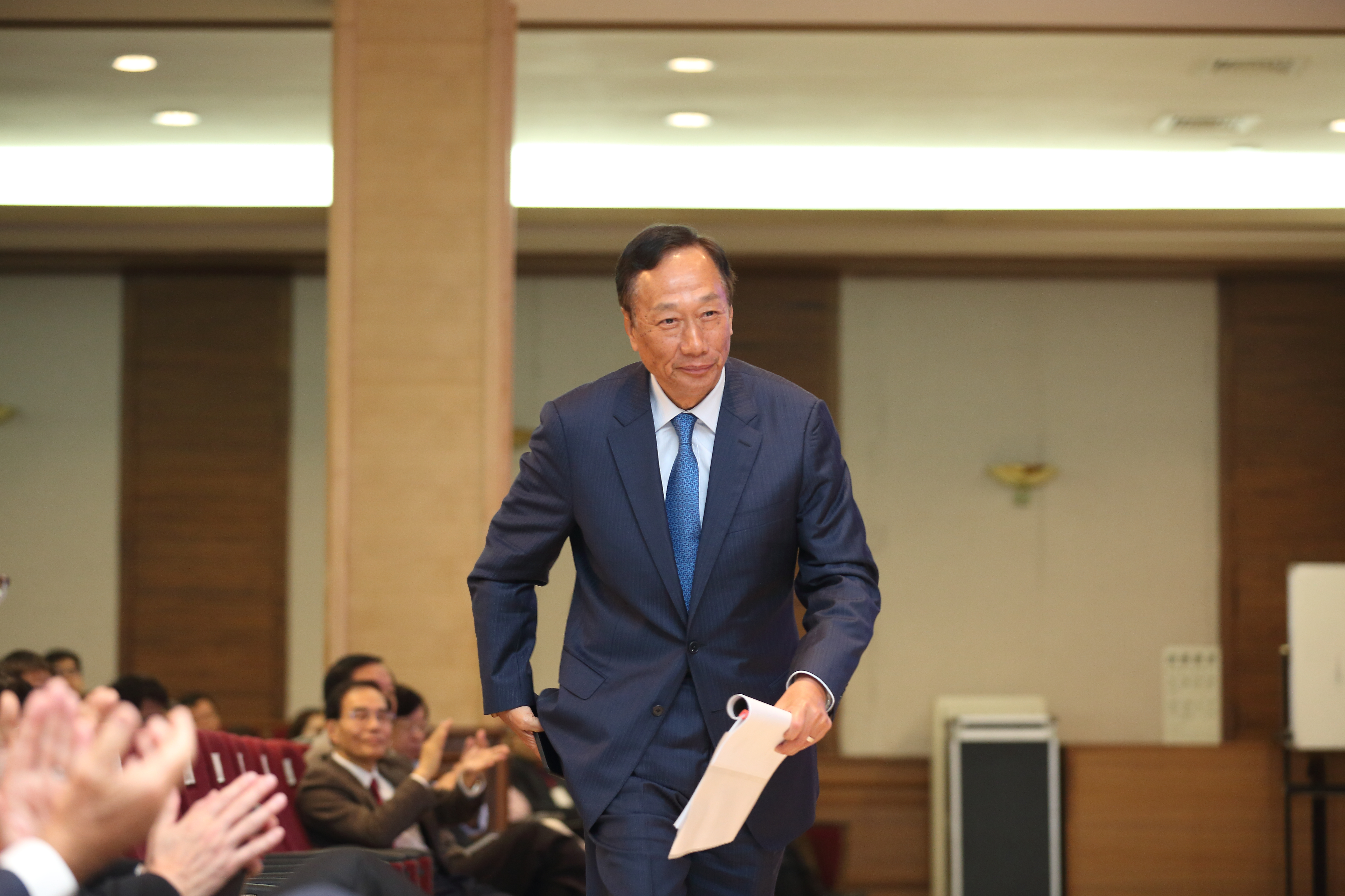 鴻海創辦人郭台銘低調爭取500萬BNT疫苗捐贈台灣，在媒體曝光後引起波瀾，他自嘲不管成不成功都「榮辱自負」。