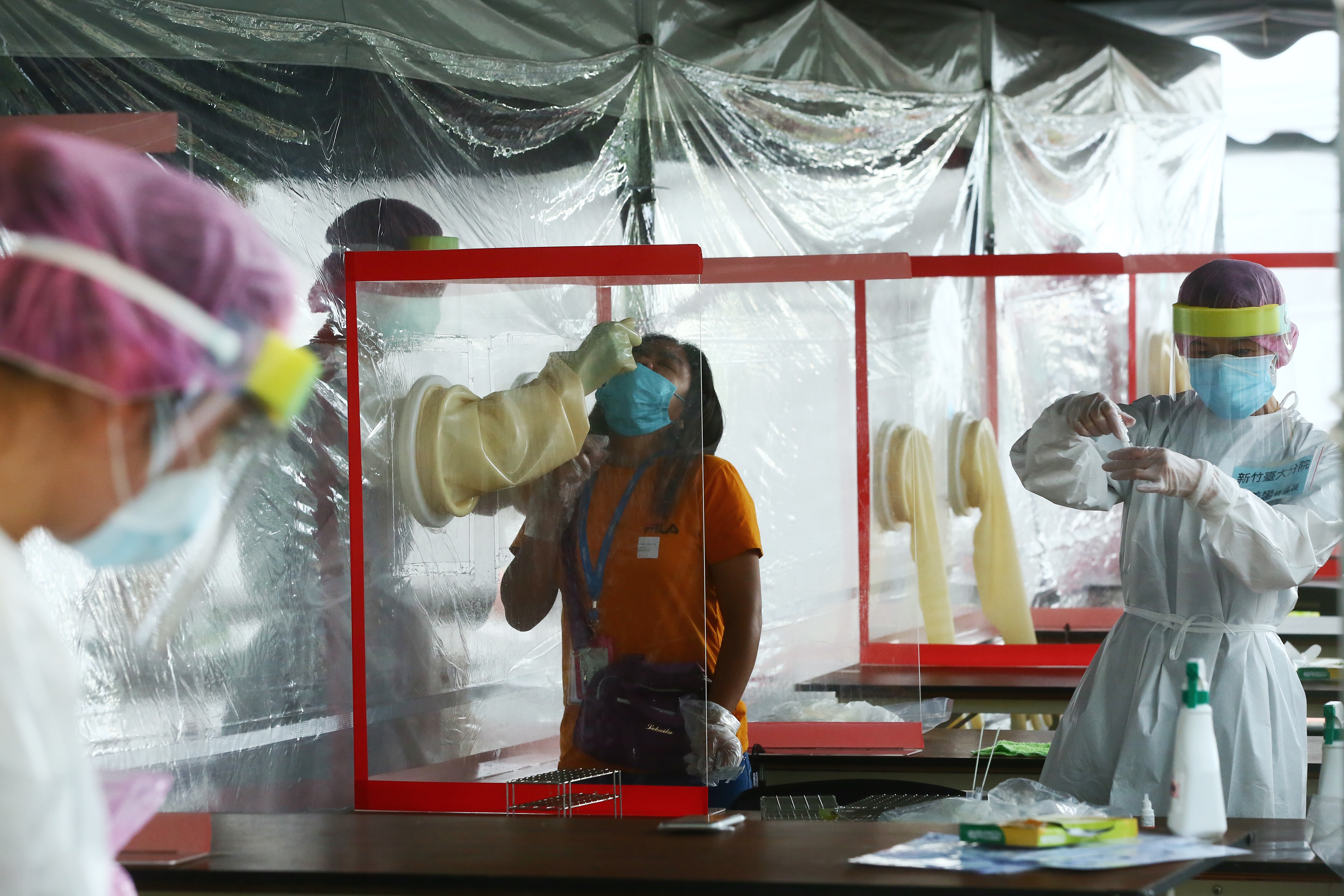 本土疫情擴散，京元電移工群聚感染，威脅台灣經濟命脈與科技重鎮—新竹科學園區，中央到地方全面警戒。