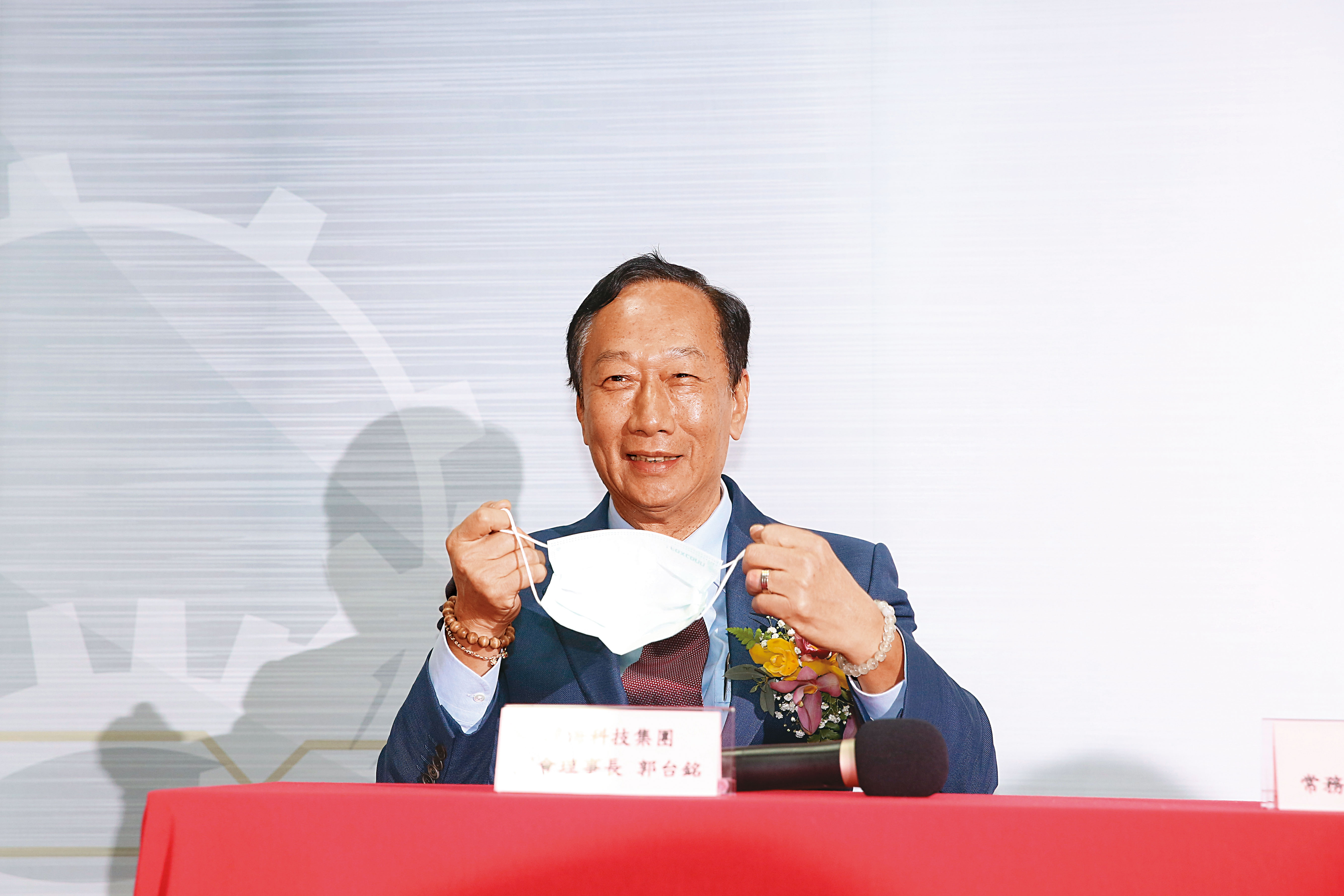 鴻海創辦人郭台銘想買疫苗送政府發配，弄成了，貼的是他的鈔票﹔沒弄成，貼的是他的臉皮與信譽。怎麼看，政府與民眾都不吃虧。