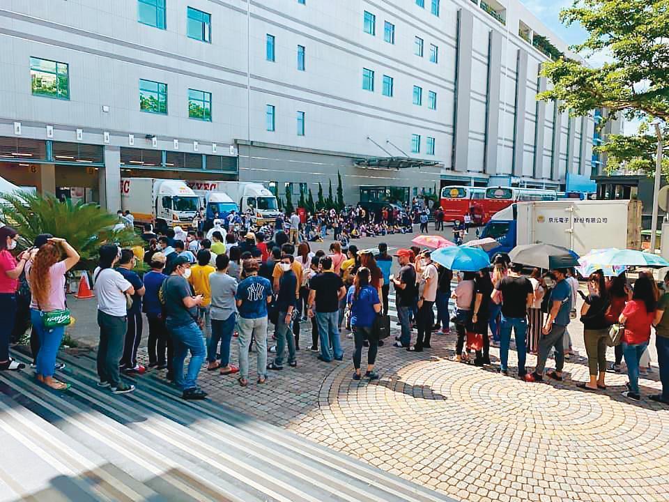 封測廠京元電爆發移工群聚感染,衝擊科技業,也讓台灣移工管理問題浮上檯面。(翻攝苗栗縣議員曾玟學臉書)