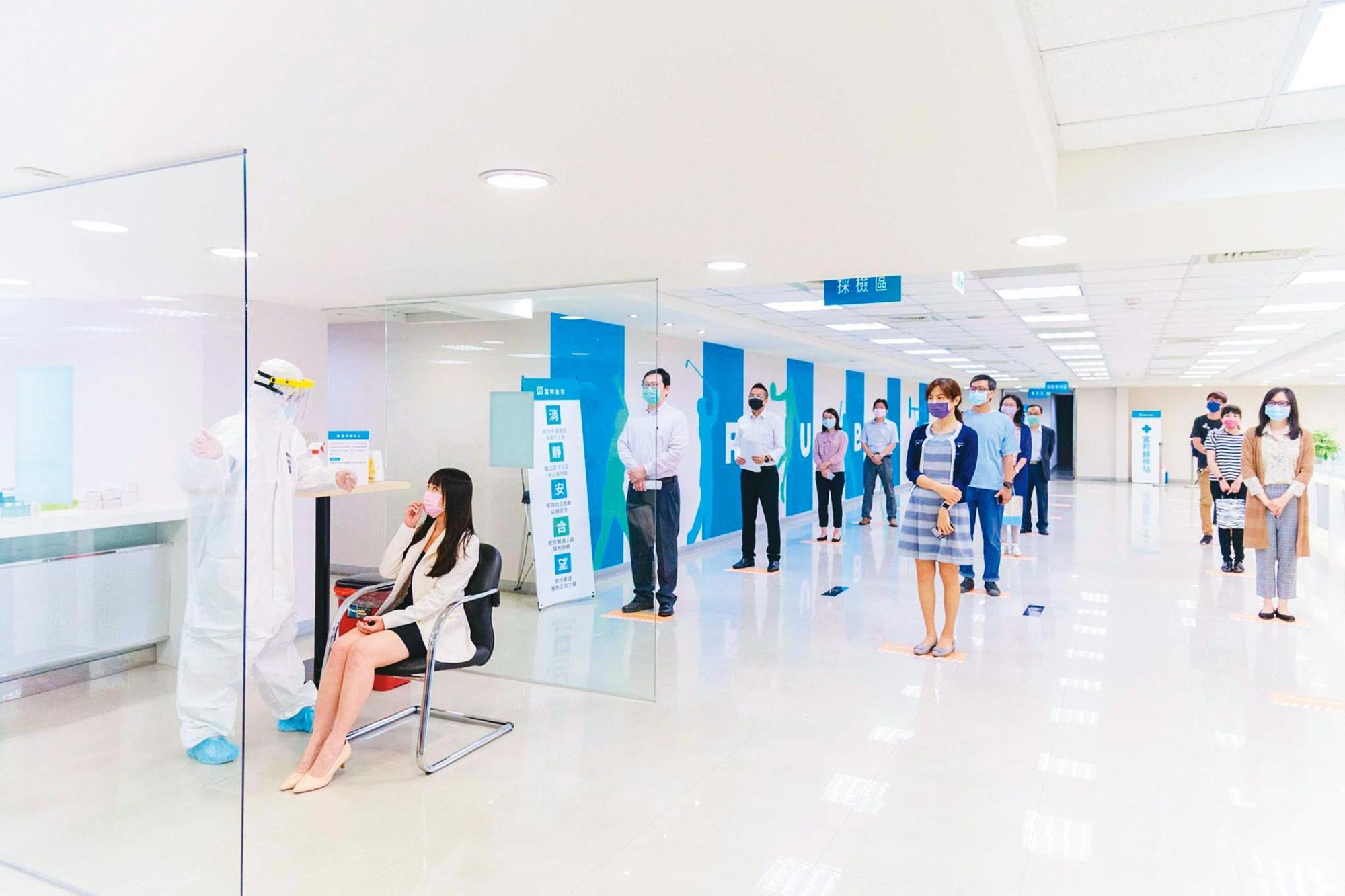 擔心員工相互染疫,不少大型企業集團都希望政府趕緊開放企業快篩,儘速找出確診者。圖為富邦金自設篩檢站。(富邦金控提供)