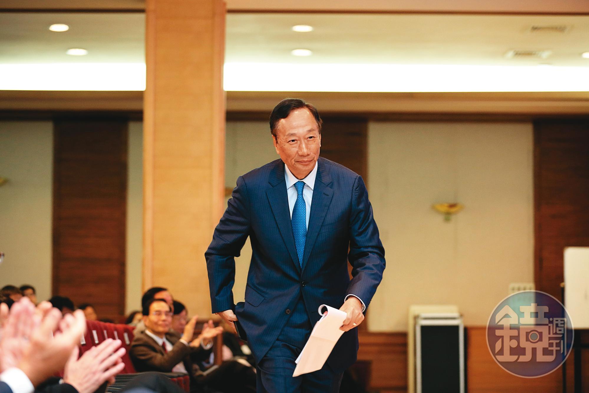 鴻海創辦人郭台銘低調爭取500萬BNT疫苗捐贈台灣,在媒體曝光後引起波瀾,他自嘲不管成不成功都「榮辱自負」。