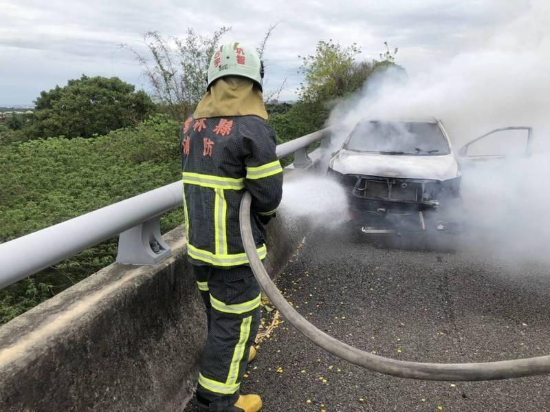 國3南下車道發生火燒車，消防人員抵達現場，車子已經成火球。（消防局提供）