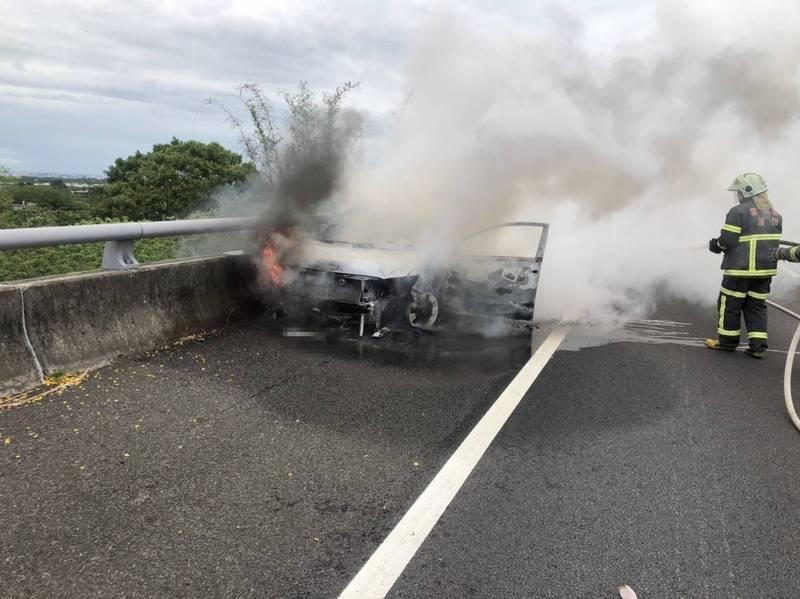 國3南下車道發生火燒車事故，雖然10分鐘撲滅，但駕駛已成焦屍。（消防局提供）