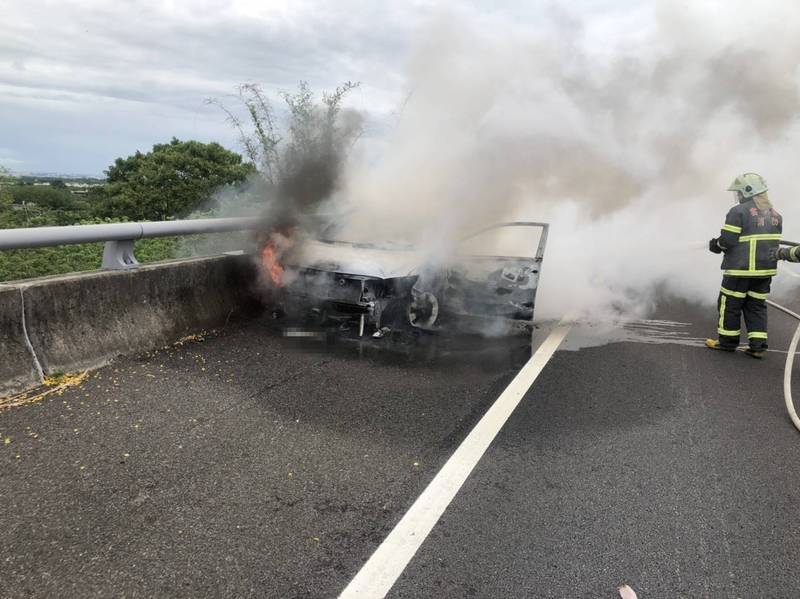 國3南下車道發生火燒車事故，雖然10分鐘撲滅，但駕駛已成焦屍。（消防局提供）
