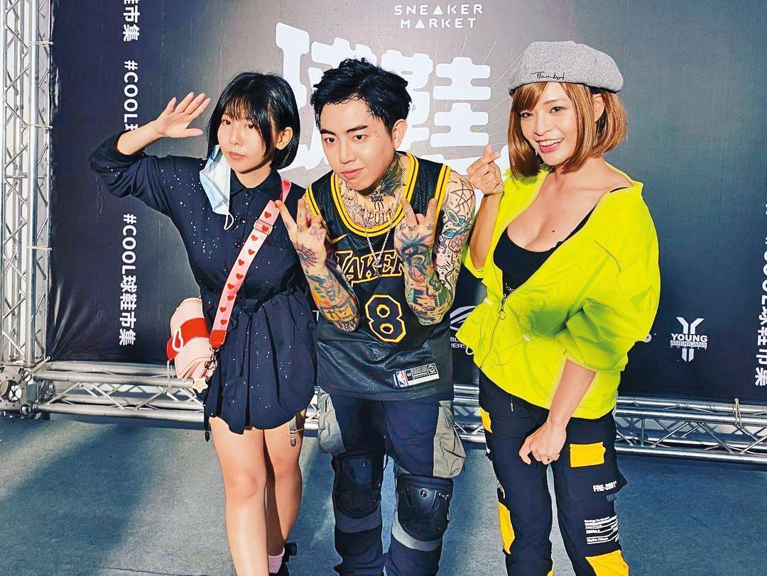 謝和弦(中)一向待人親切大方,也常照顧後輩。(翻攝自謝和弦IG)