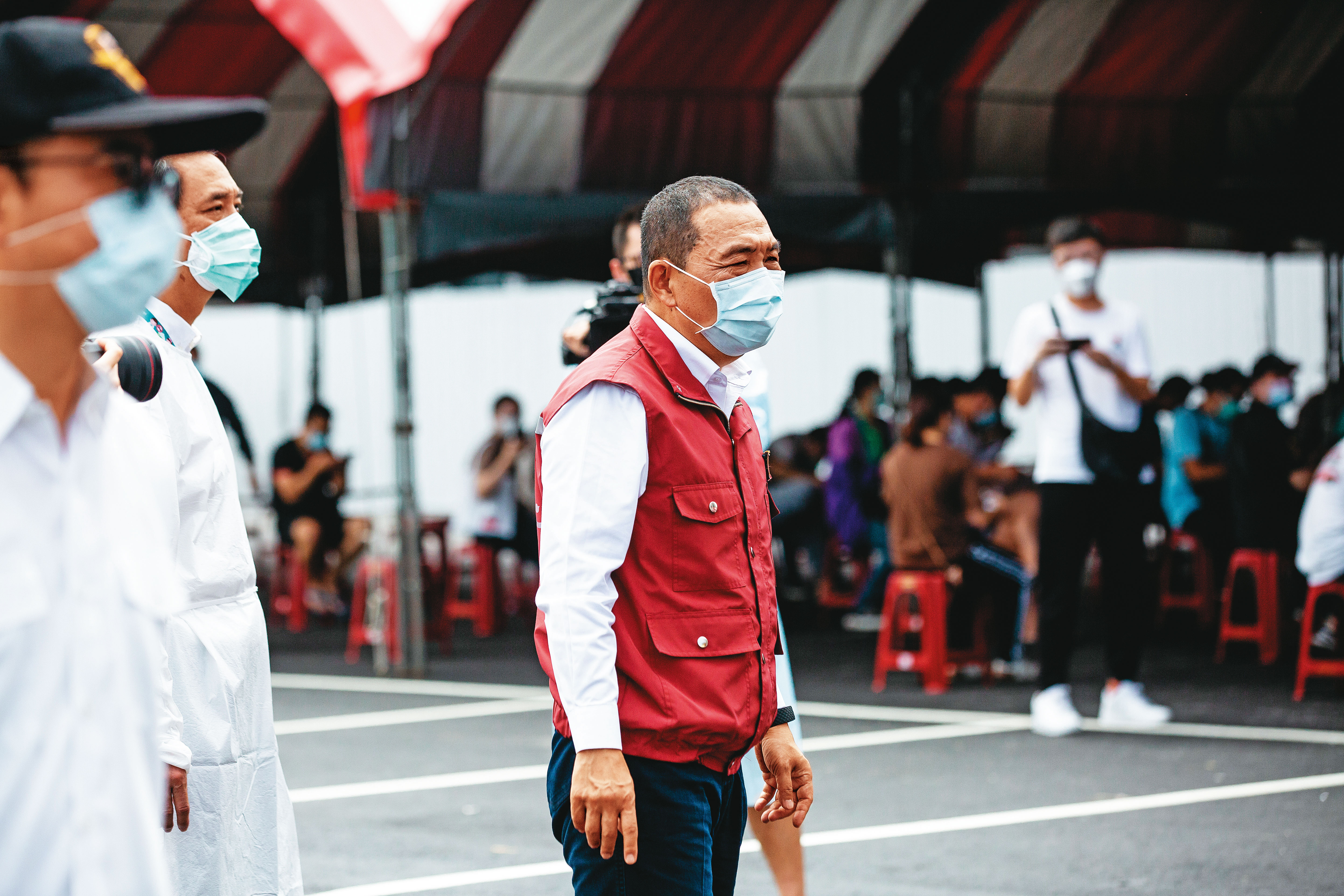 侯友宜3日到板橋江子翠視察大型疫苗接種站,眉頭深鎖,對疫情不敢掉以輕心。