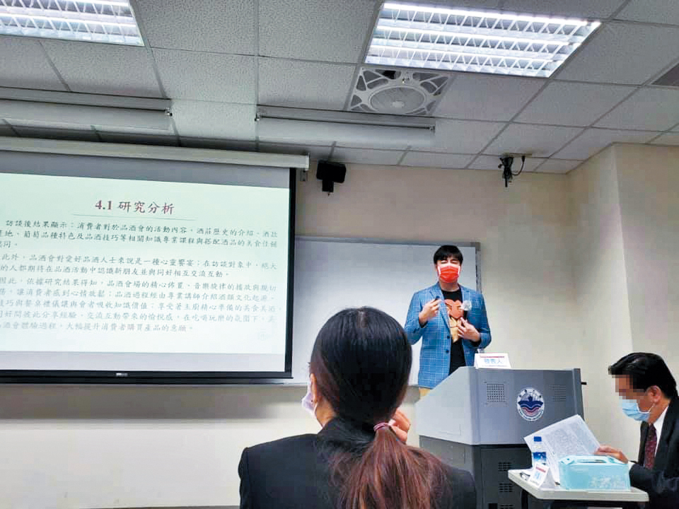 先前劉至翰(中)回學校參加研討會,並坦言自己因課業忙很少與外界互動。(翻攝自劉至翰 Johnny Liu臉書)