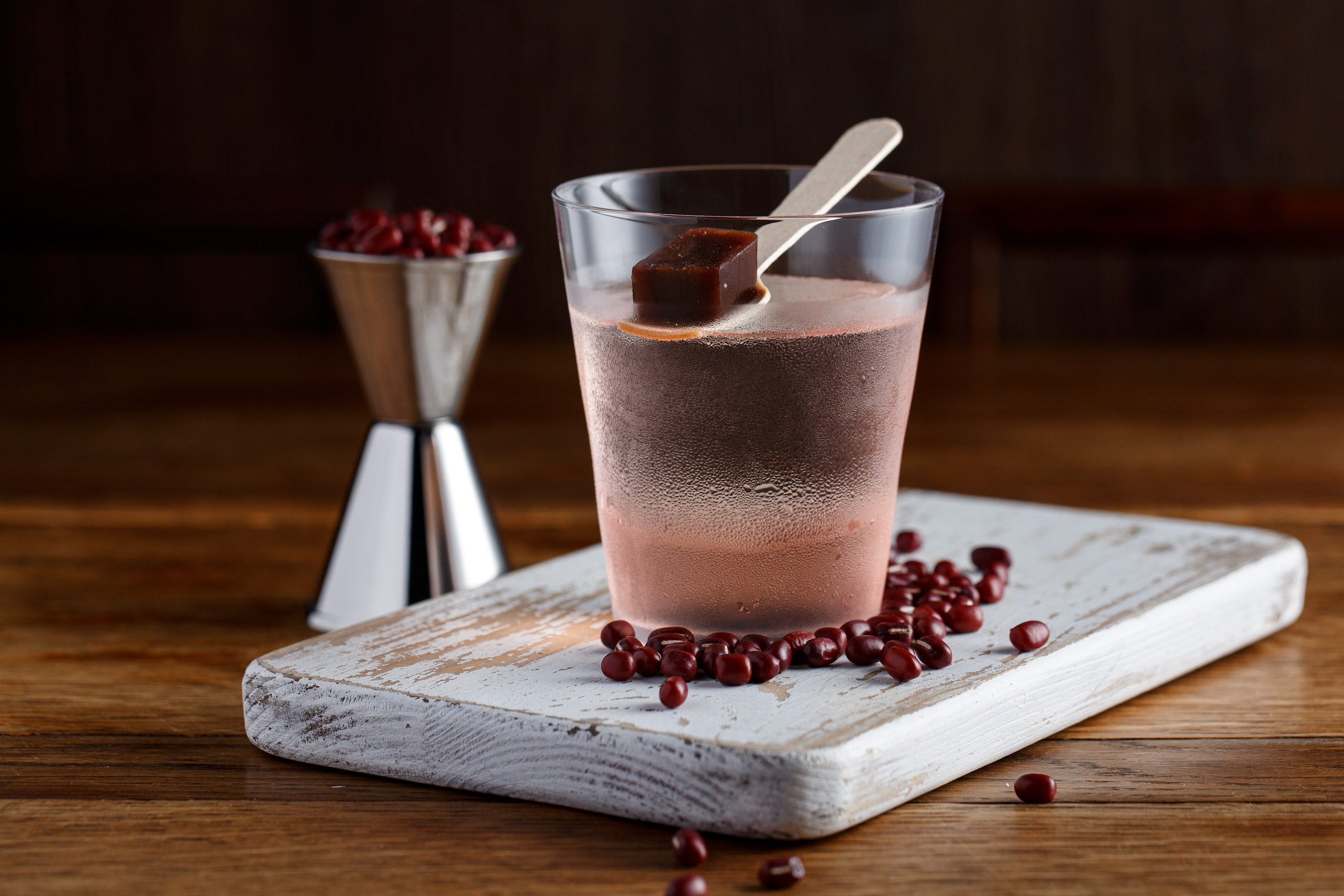 「紅豆」用酸洗澄清牛奶，只餘奶香而無膩感，搭配日本羊羹，能嘗到不同甜度下的風味變化。（350元／杯）