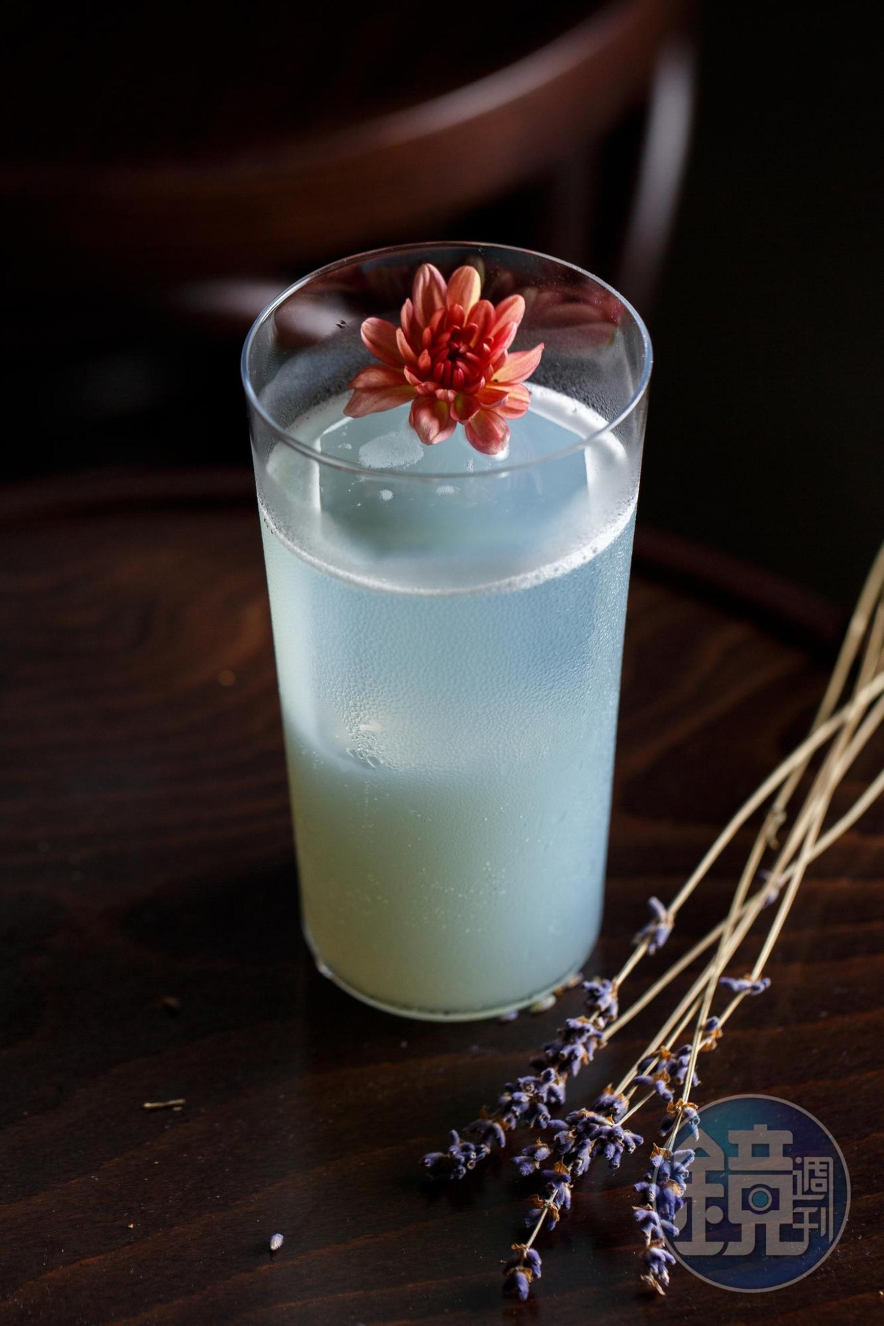 色澤與口感都清爽的「薰衣草」以芭樂汁增添膠滑感與厚度，芭樂的清新與香草植物相當速配。（350元／杯）