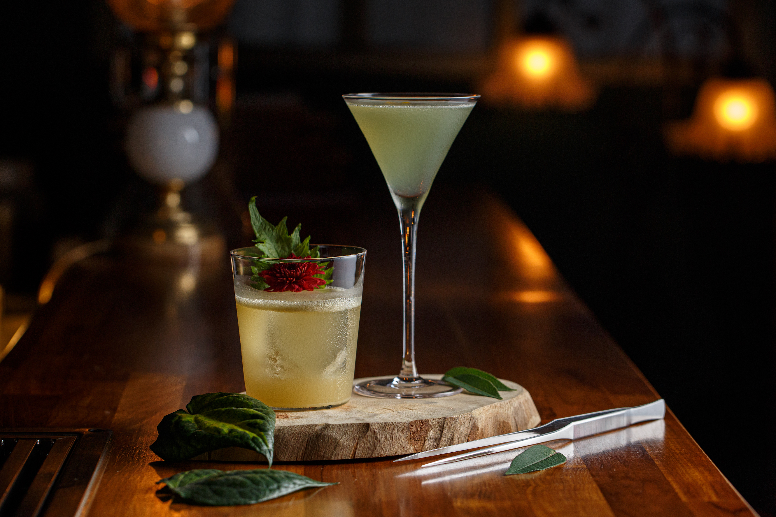 「檳榔」(左)用胡椒葉和芥末模擬檳榔的辛香微澀;「刺蔥」(右)則以柑橘調呼應刺蔥葉帶野性的奔放香氣。(皆350元/杯)