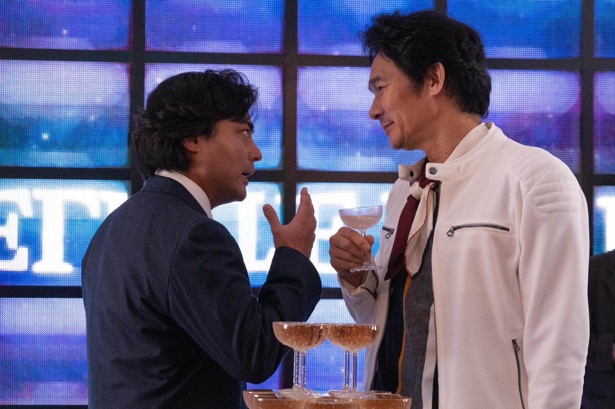 山田孝之（左）飾演的村西透為達成夢想不擇手段犯罪也在所不惜，但他的人生哲理引發許多觀眾共鳴。（Netflix提供）