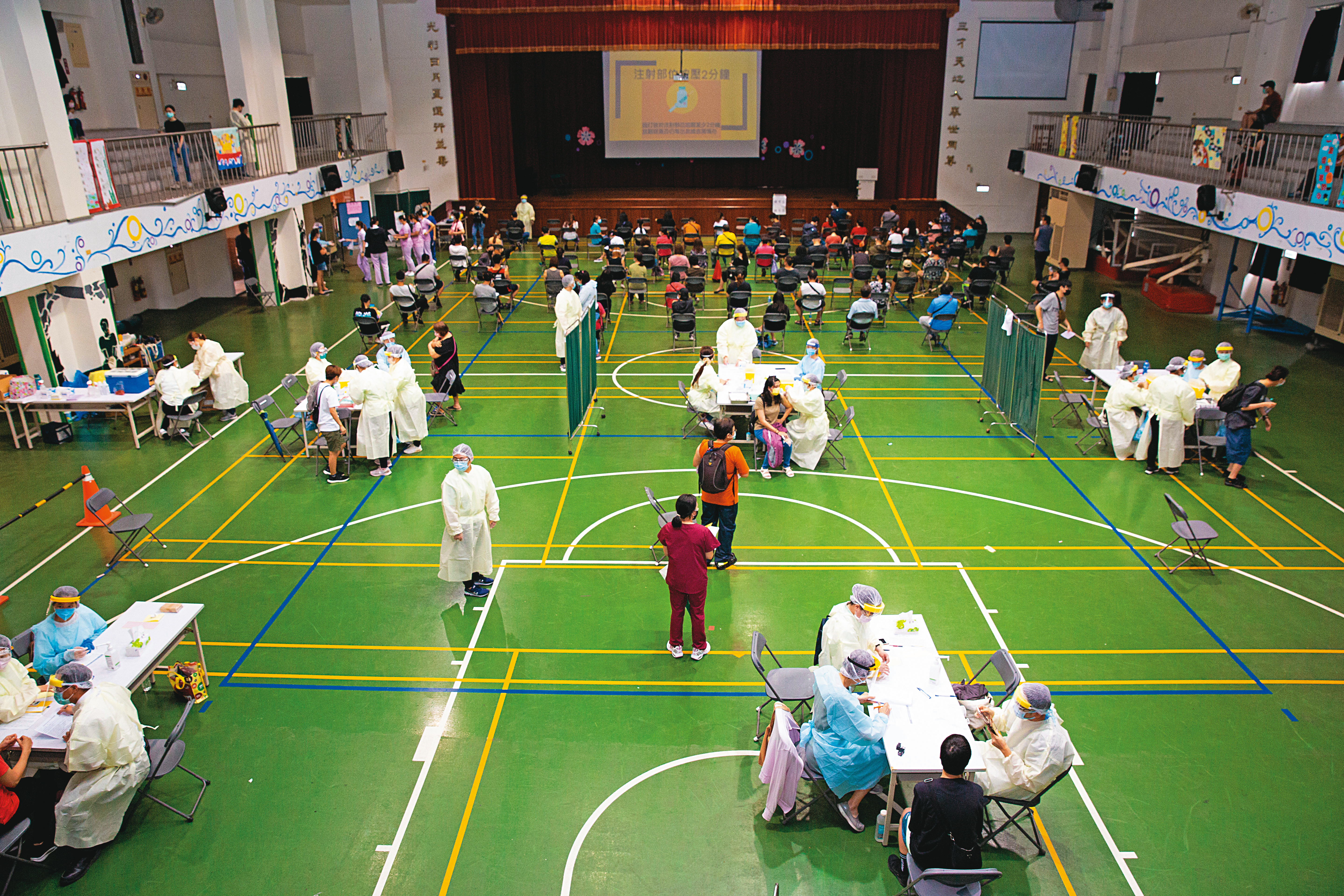 隨著防疫作戰進入大規模疫苗施打階段，各地縣市政府已陸續在公有場館設置大型疫苗接種站，圖為台中市4日啟用的疫苗快打站。