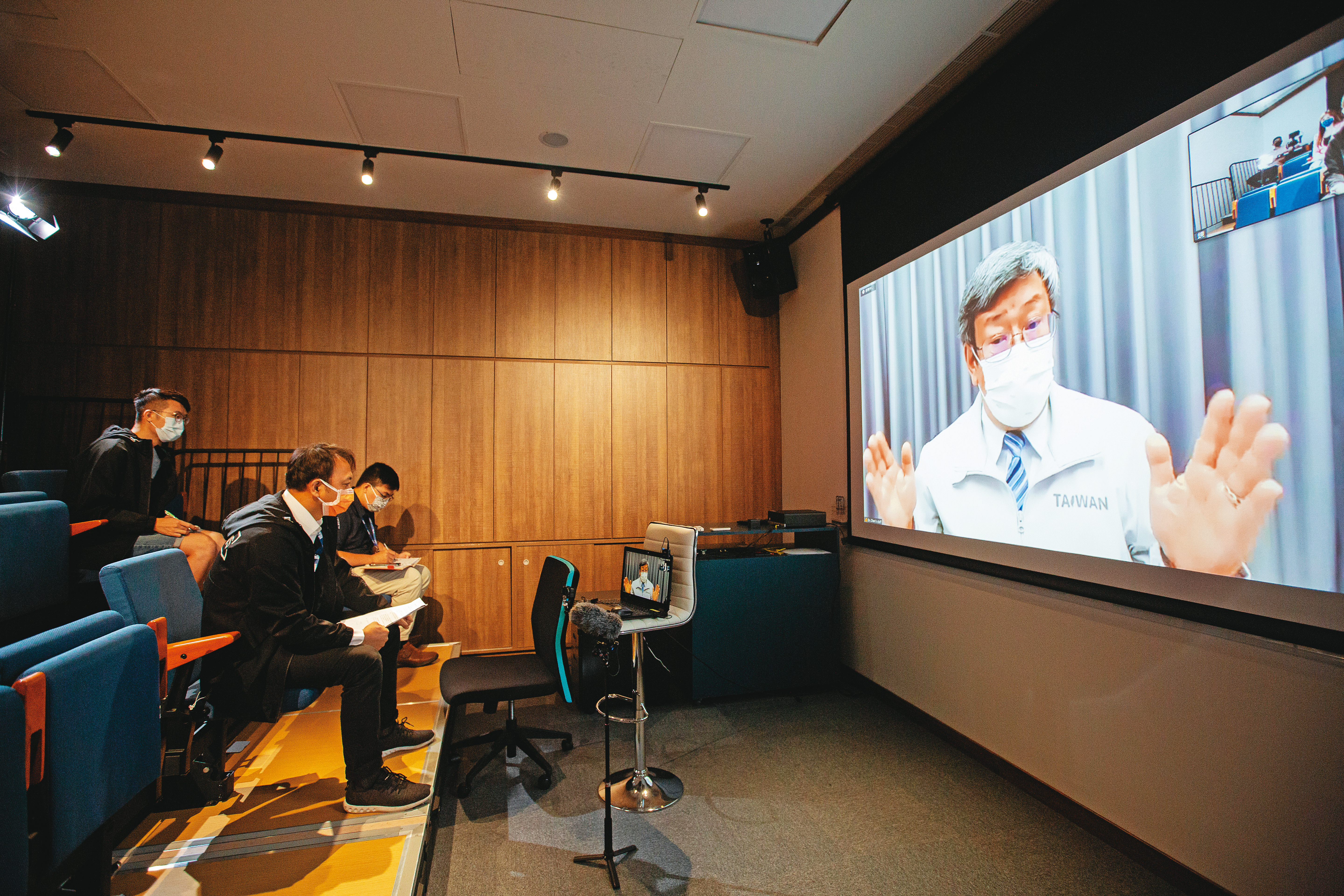 對於國產疫苗引發外界質疑，陳建仁接受本刊視訊專訪時建議，國產疫苗只要解盲後確認有效、安全，政府就可召開專家會議，討論是否給予緊急使用授權（EUA）認證。