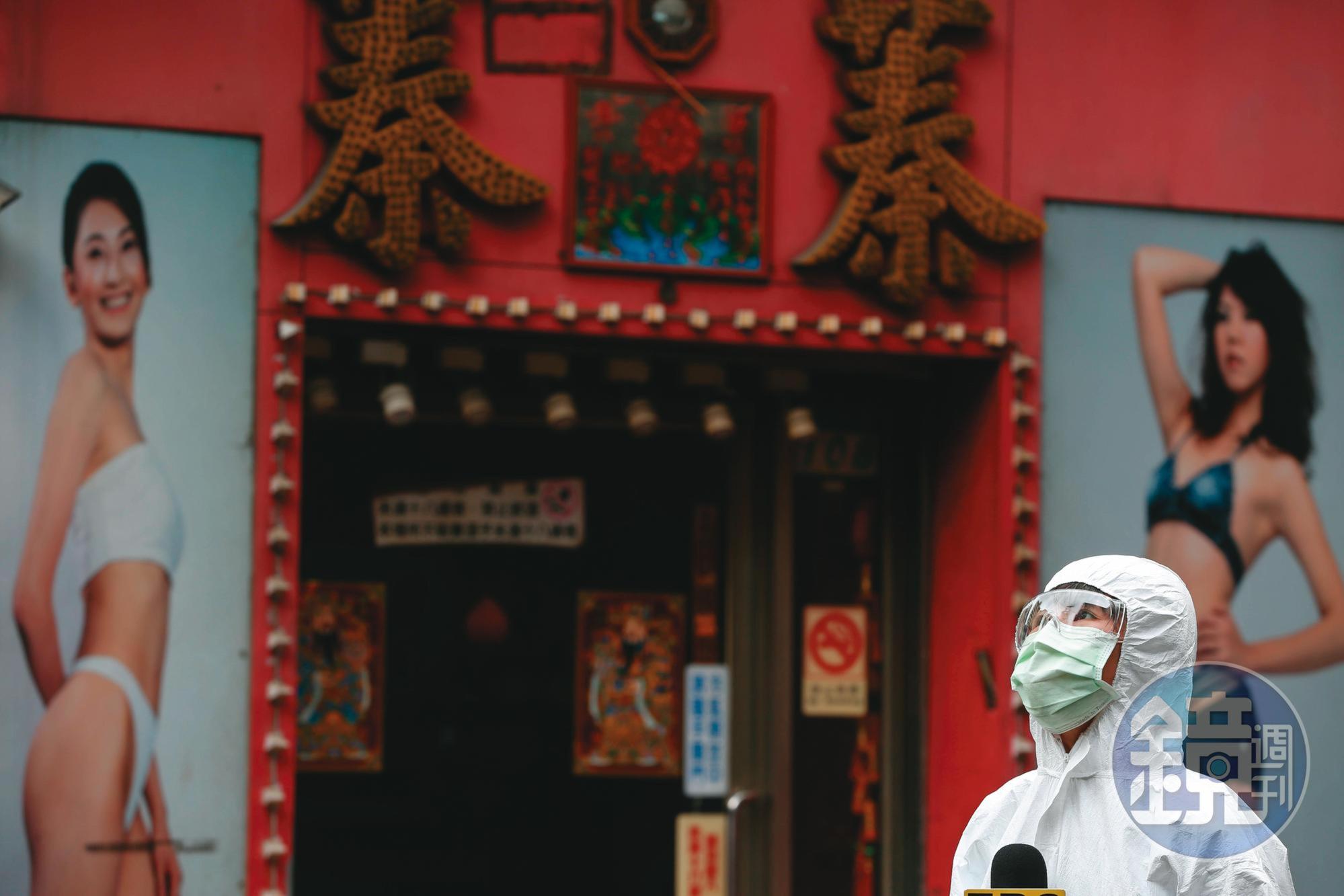 陳建仁認為茶藝館的群聚型態特殊、服務員流動性高,是這波本土疫情在短期內大爆發的主因。
