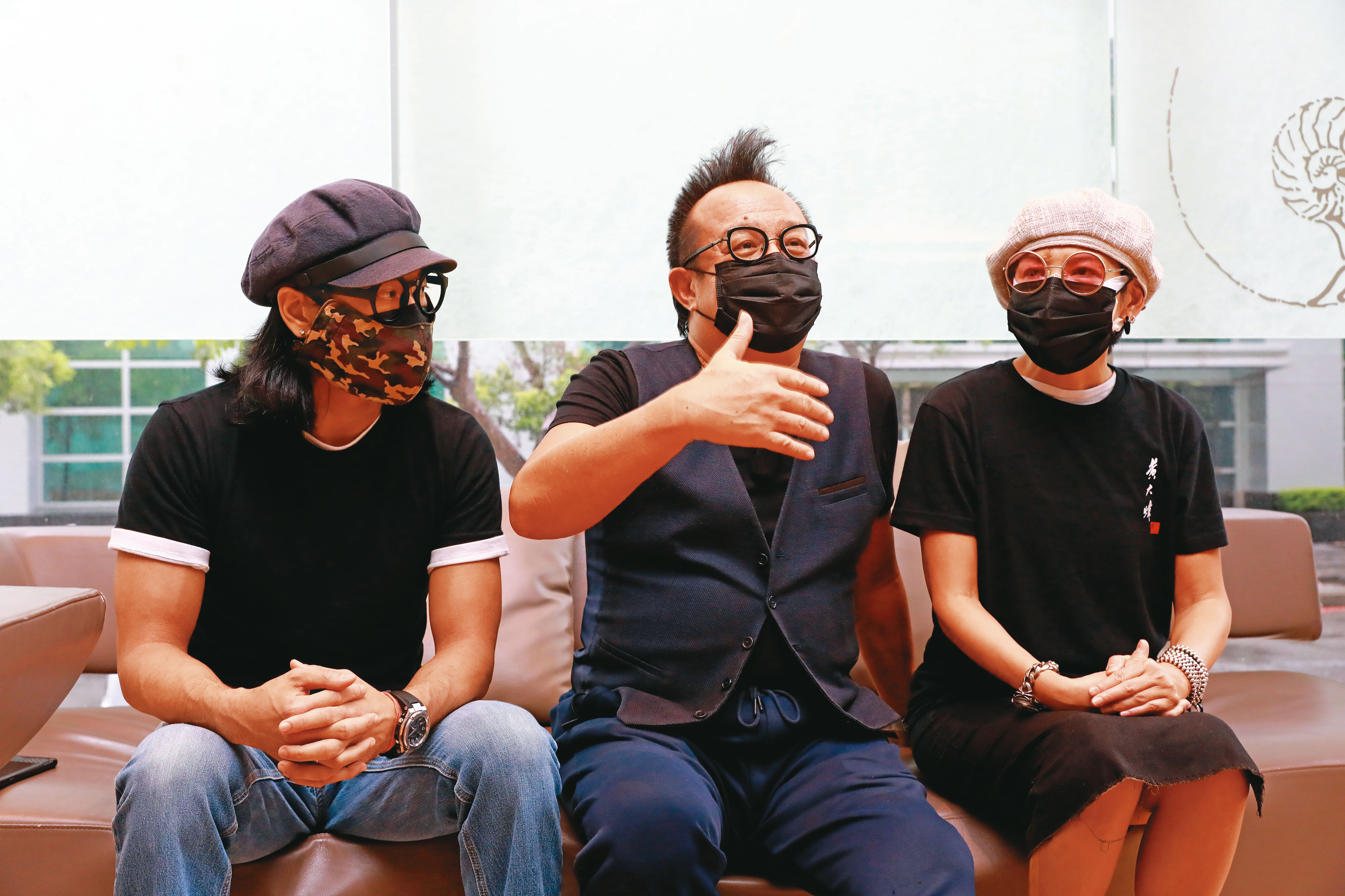 藝人黃大煒（中）、女友Vicky（右）及音樂製作人POLO（左）聯袂出面，說明遭人誣指欠錢都是受林家鍵所害。