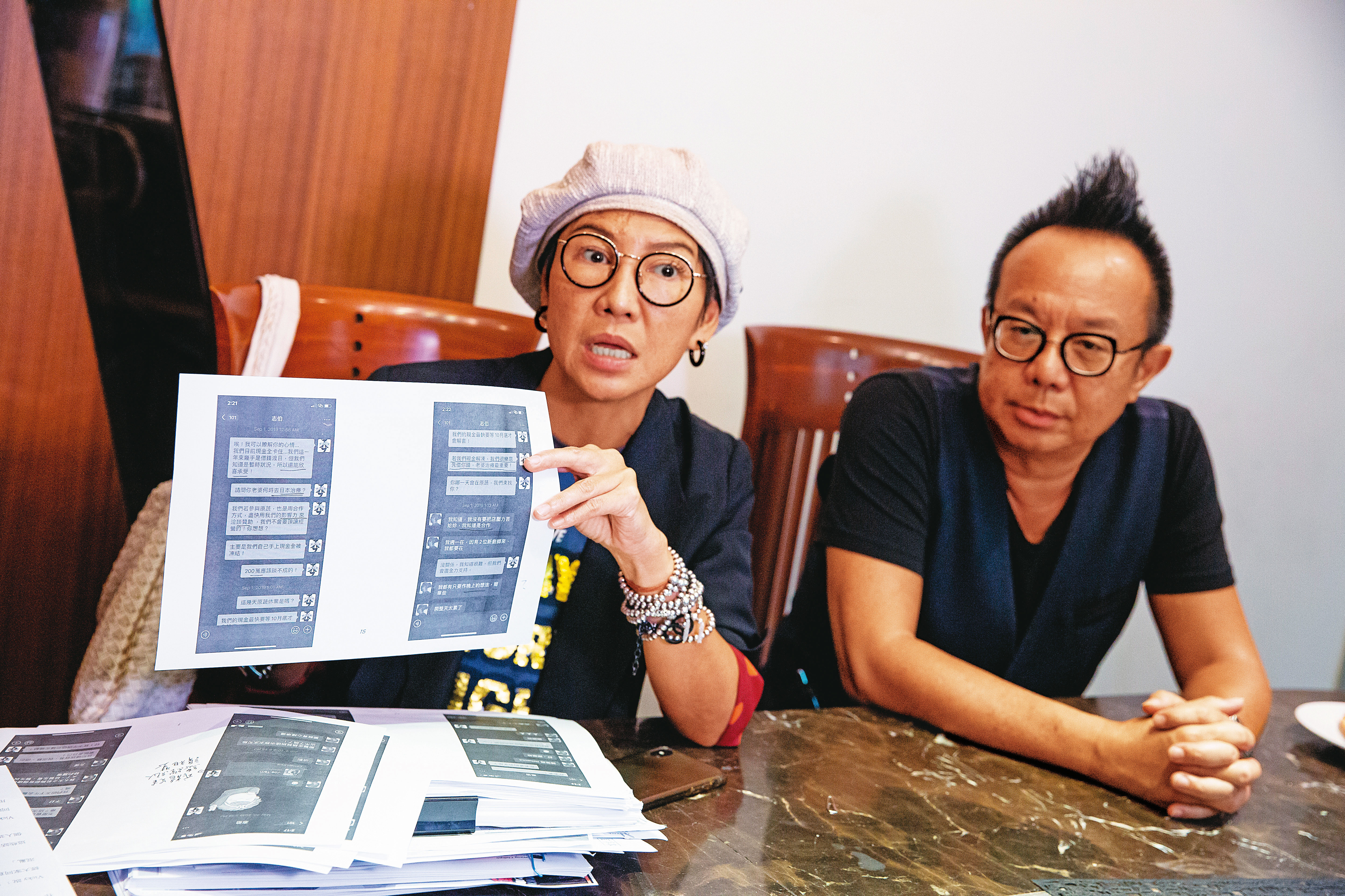 黃大煒（右）與女友Vicky（左）出示與林的對話截圖，證實當時將餐廳規劃任務交付給林家鍵處理。