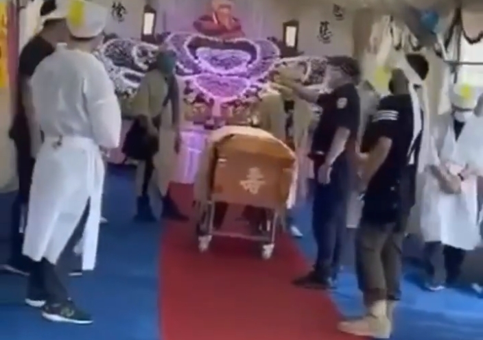 南投一戶喪家辦理家祭時,突然有警察到現場蒐證並開罰單。(翻攝自「記者爆料網」粉絲專頁)