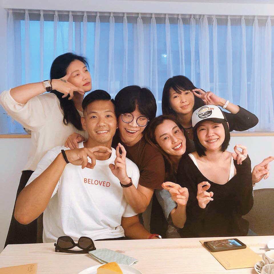 大S（左一）、小S（右一）、范瑋琪（右三）與黑人（左二），之前因口罩送中事件遭到砲轟，據傳也連累小孩遭受冷言冷語。（翻攝自小S IG）