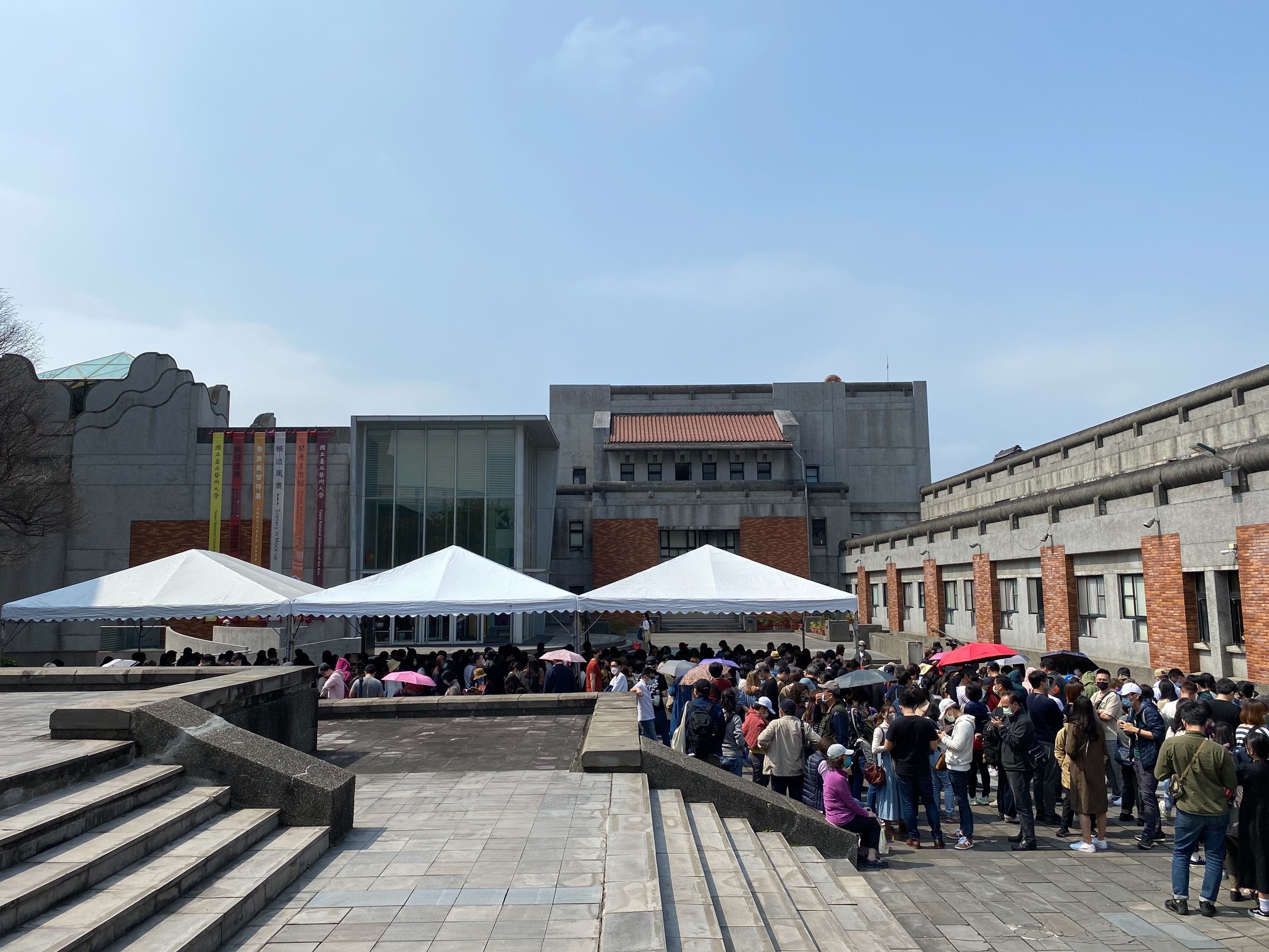 《奈良美智特展》開展後吸引大批人潮，周邊商品2天內就銷售一空。（翻攝自中華文化總會臉書）
