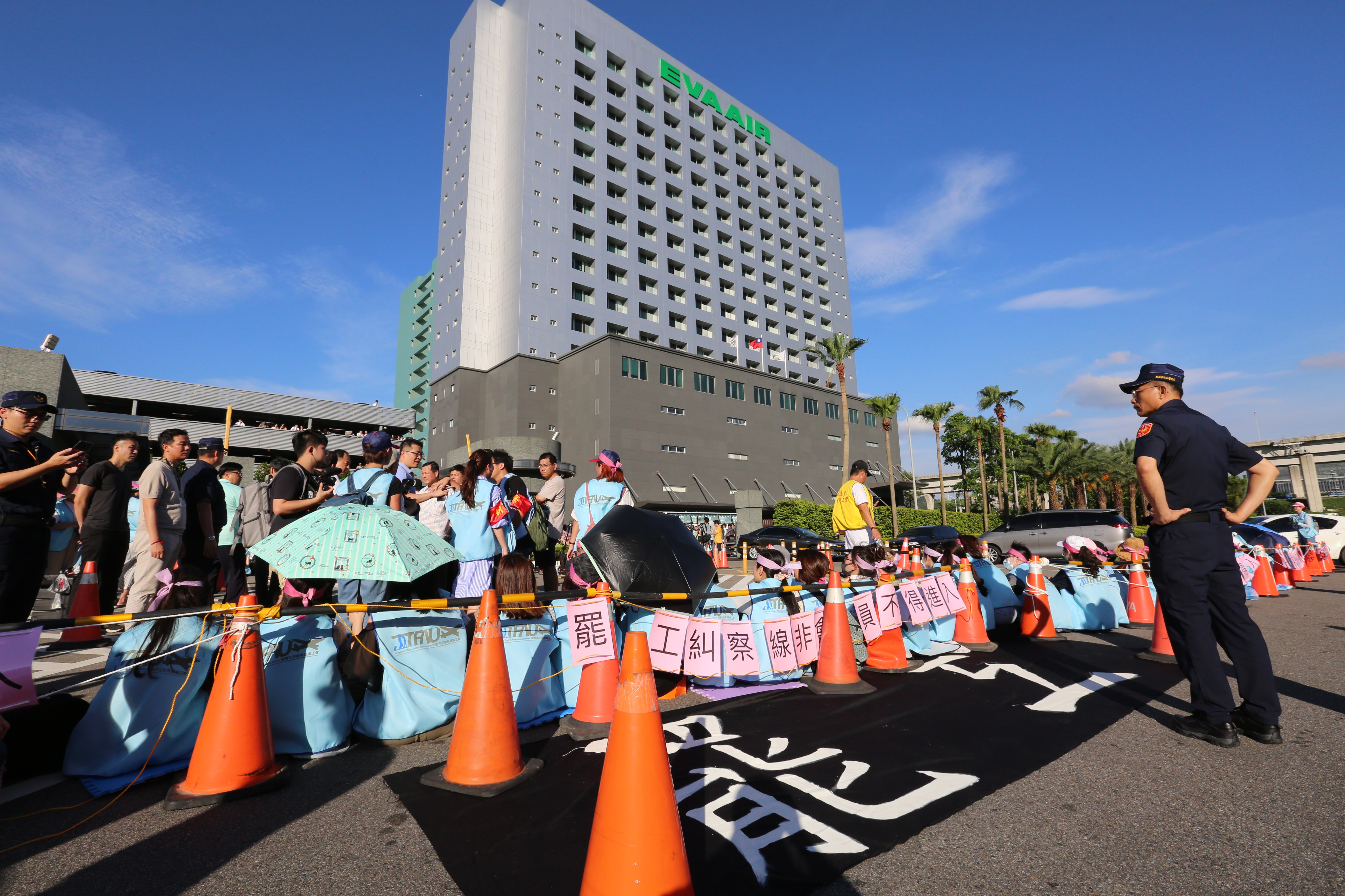 長榮航空2年前爆發罷工事件，竟有記者在現場偷拍空姐清涼照並上網散布。圖為罷工現場，非當事人。