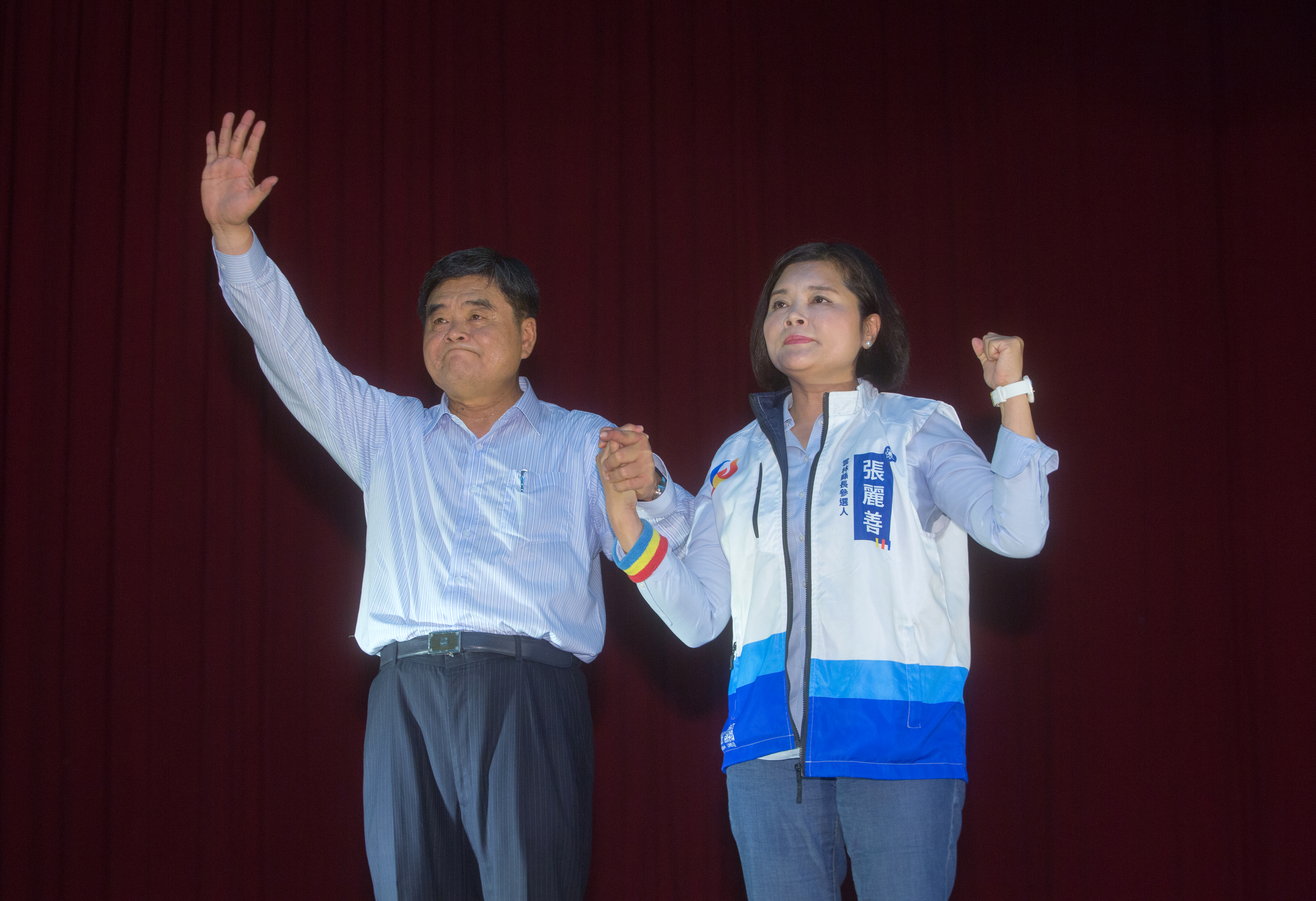 張榮味（左）被爆剛出獄就施打AZ疫苗，雲林衛生局解釋他為現任雲林縣長張麗善（右）之同住家人，遭到指揮中心打臉，優先施打對象「沒有這類別」。（本刊資料照）