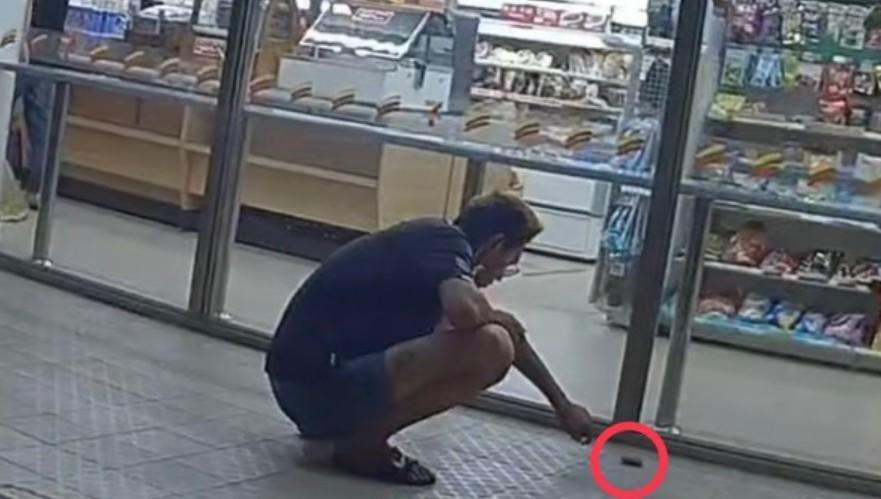 張姓男子拉下口罩在超商門口逗弄蟾蜍，警方依法開罰。（翻攝畫面）