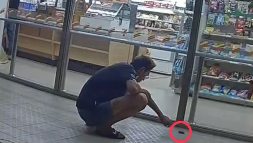 張姓男子拉下口罩在超商門口逗弄蟾蜍，警方依法開罰。（翻攝畫面）