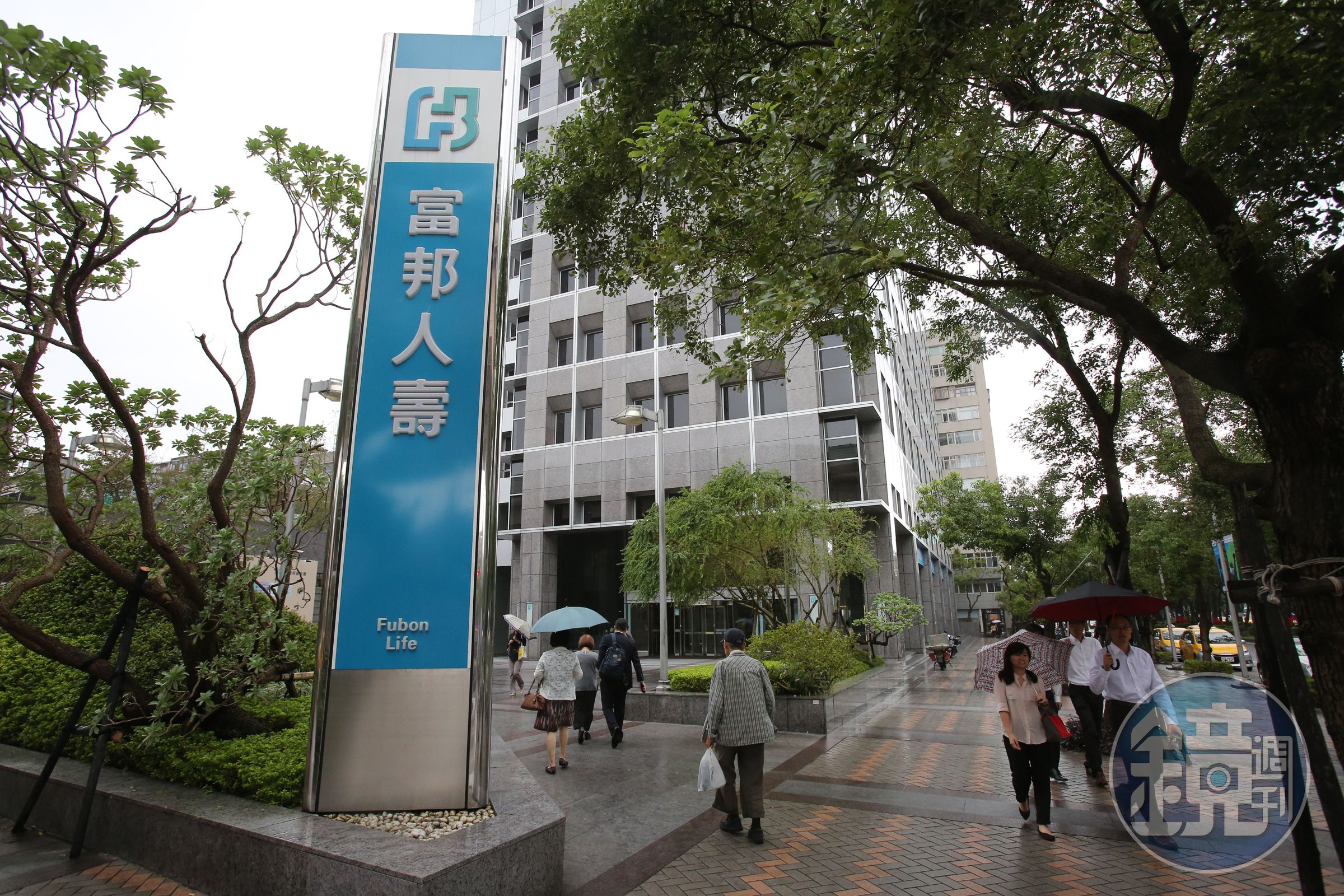 因應疫情，富邦人壽宣布，提前3點半結束營業時間。