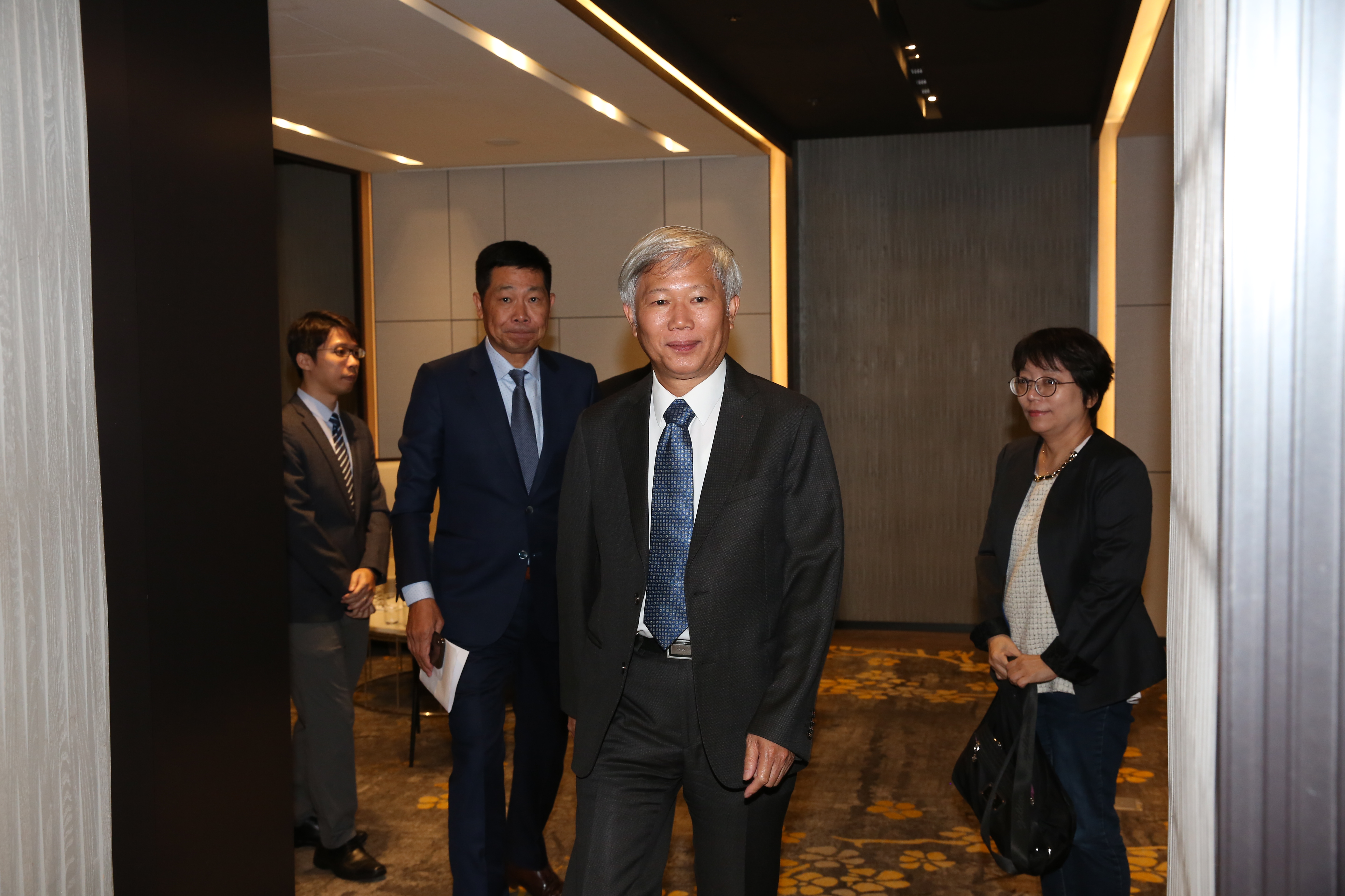 中研院院士陳培哲（前）憂心審查委員會擋不住總統府壓力，閃辭國產疫苗審查委員，引發軒然大波，親弟弟也在臉書表達不同看法。