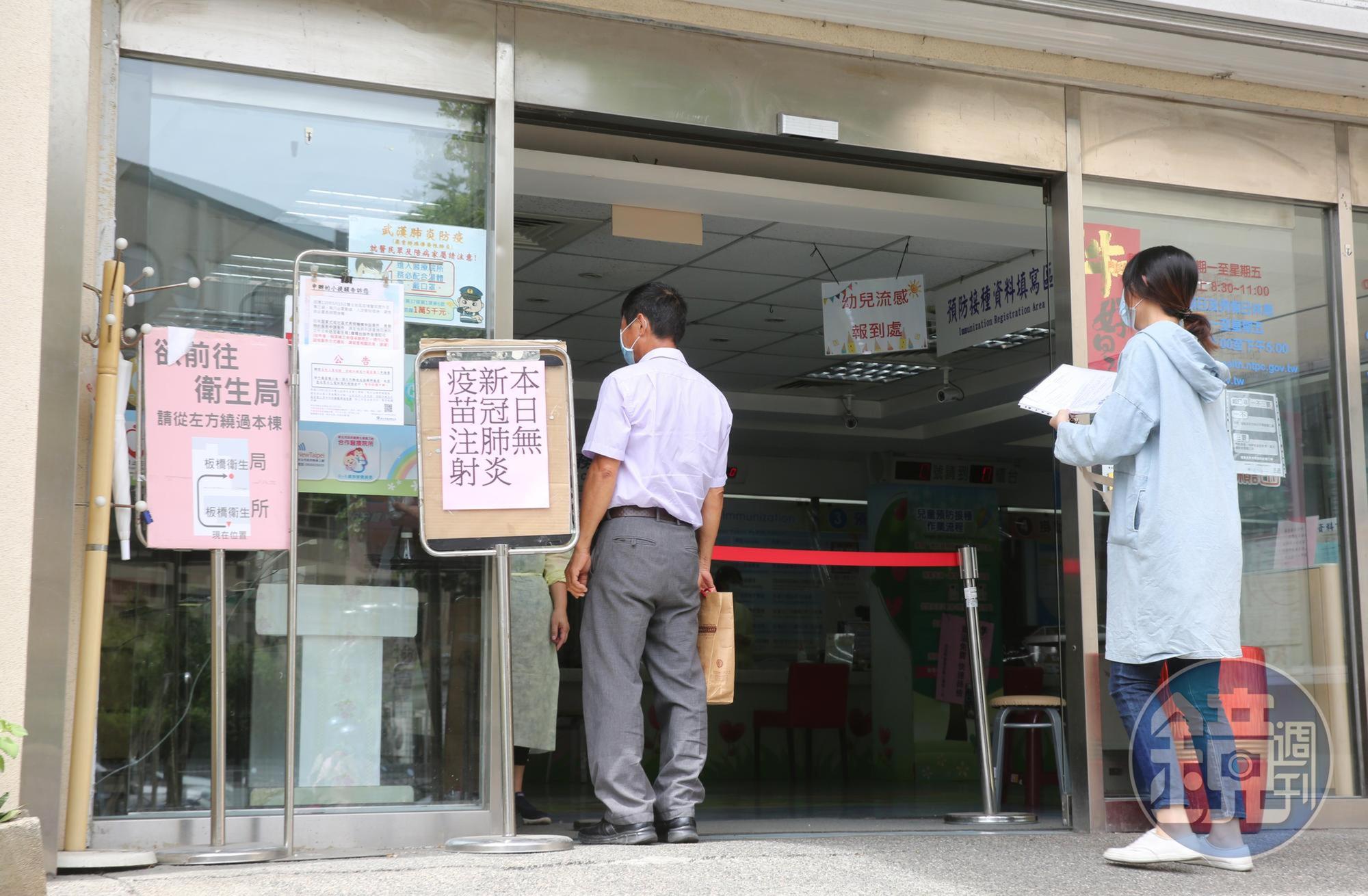 台灣日前開放自費接種疫苗，不過現疫苗供不應求，因此中央宣布不考慮開放自費。（本刊資料照）