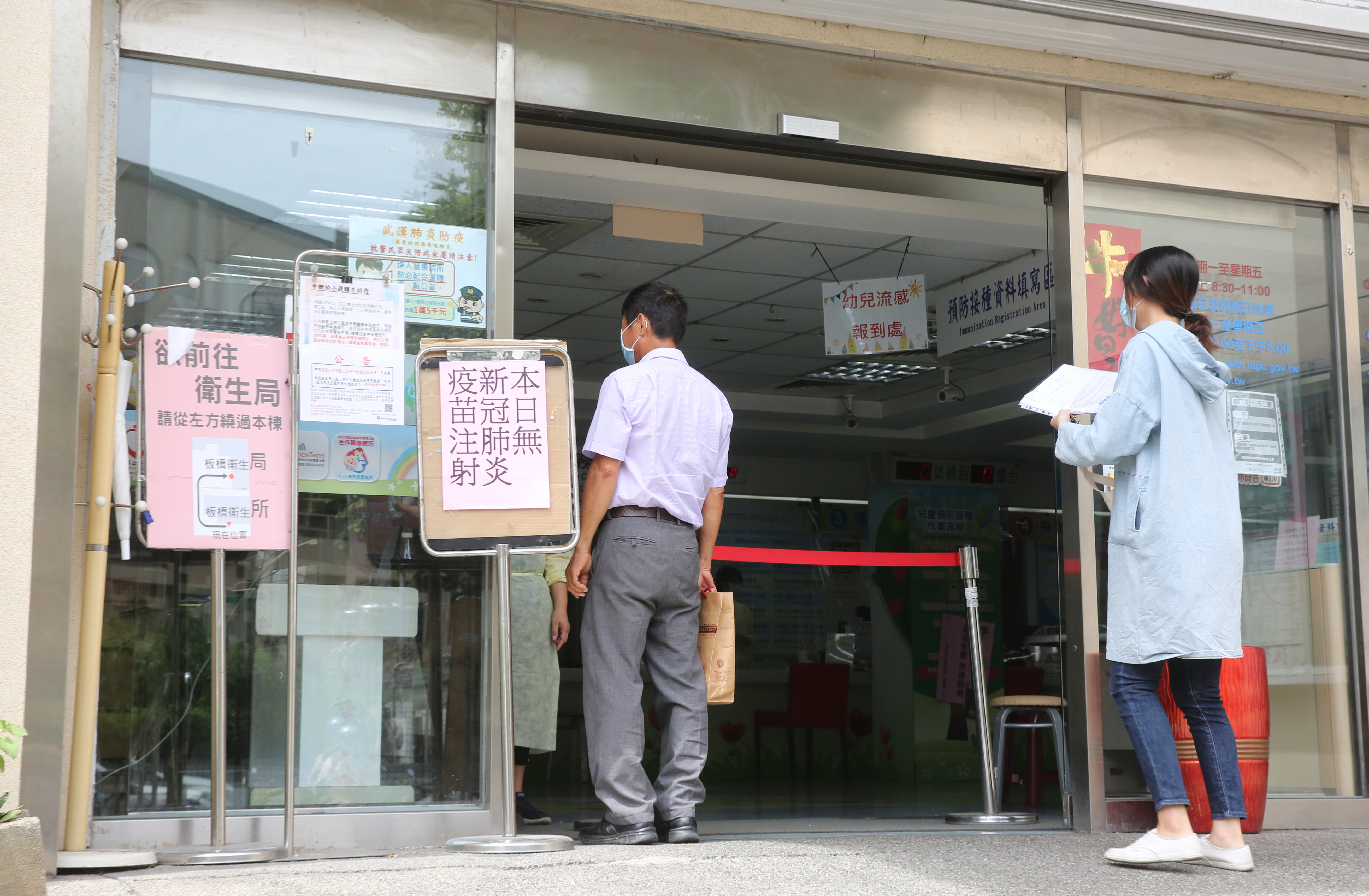 台灣日前開放自費接種疫苗，不過現疫苗供不應求，因此中央宣布不考慮開放自費。（本刊資料照）