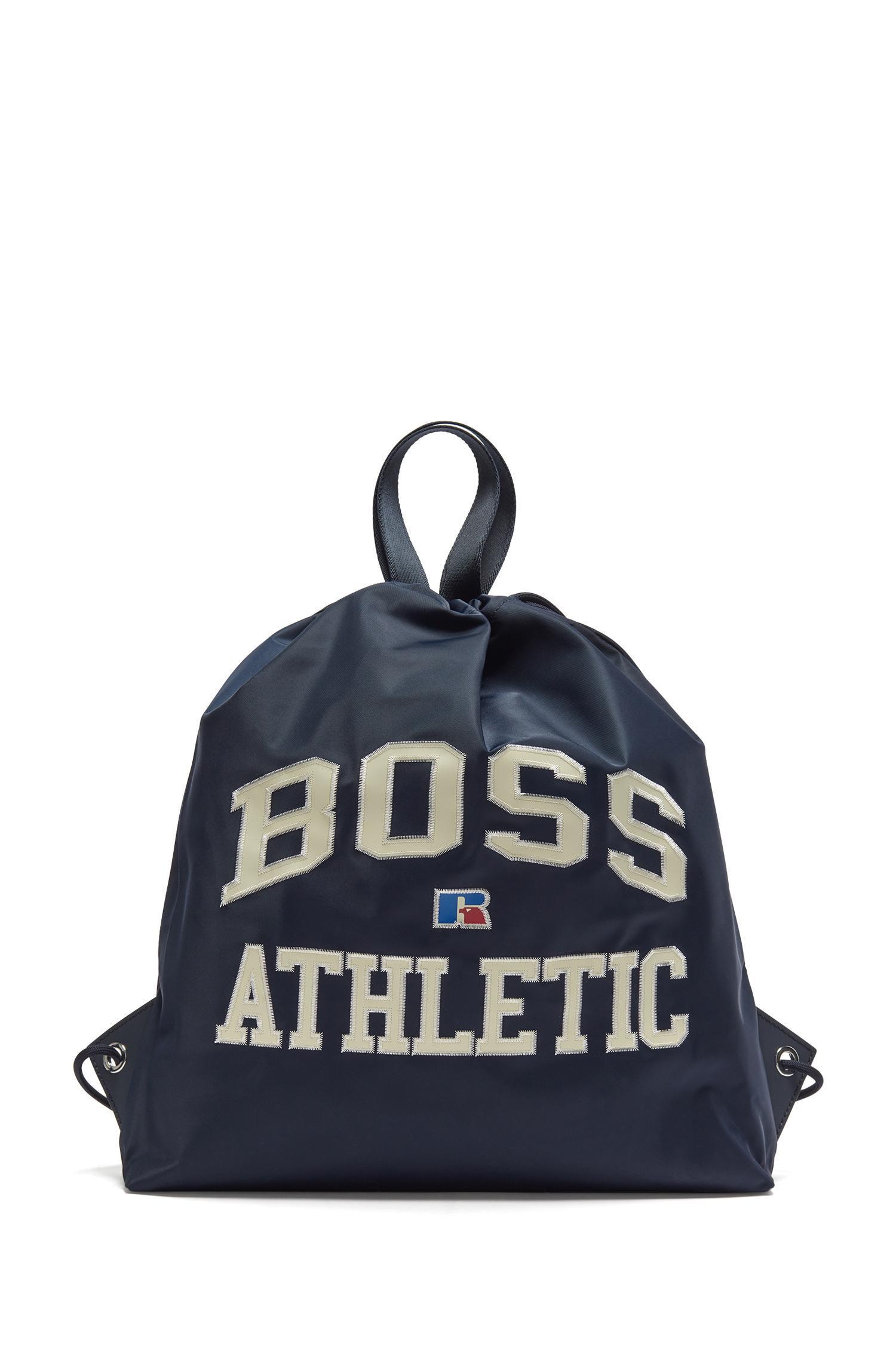 深藍色束繩尼龍背包NT$6,600 BOSS X Russell Athletic 。（BOSS提供）