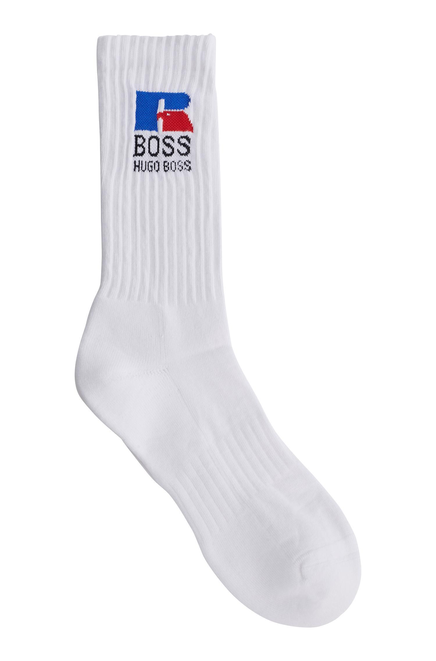 白色運動長襪NT$500 BOSS X Russell Athletic 。（BOSS提供）