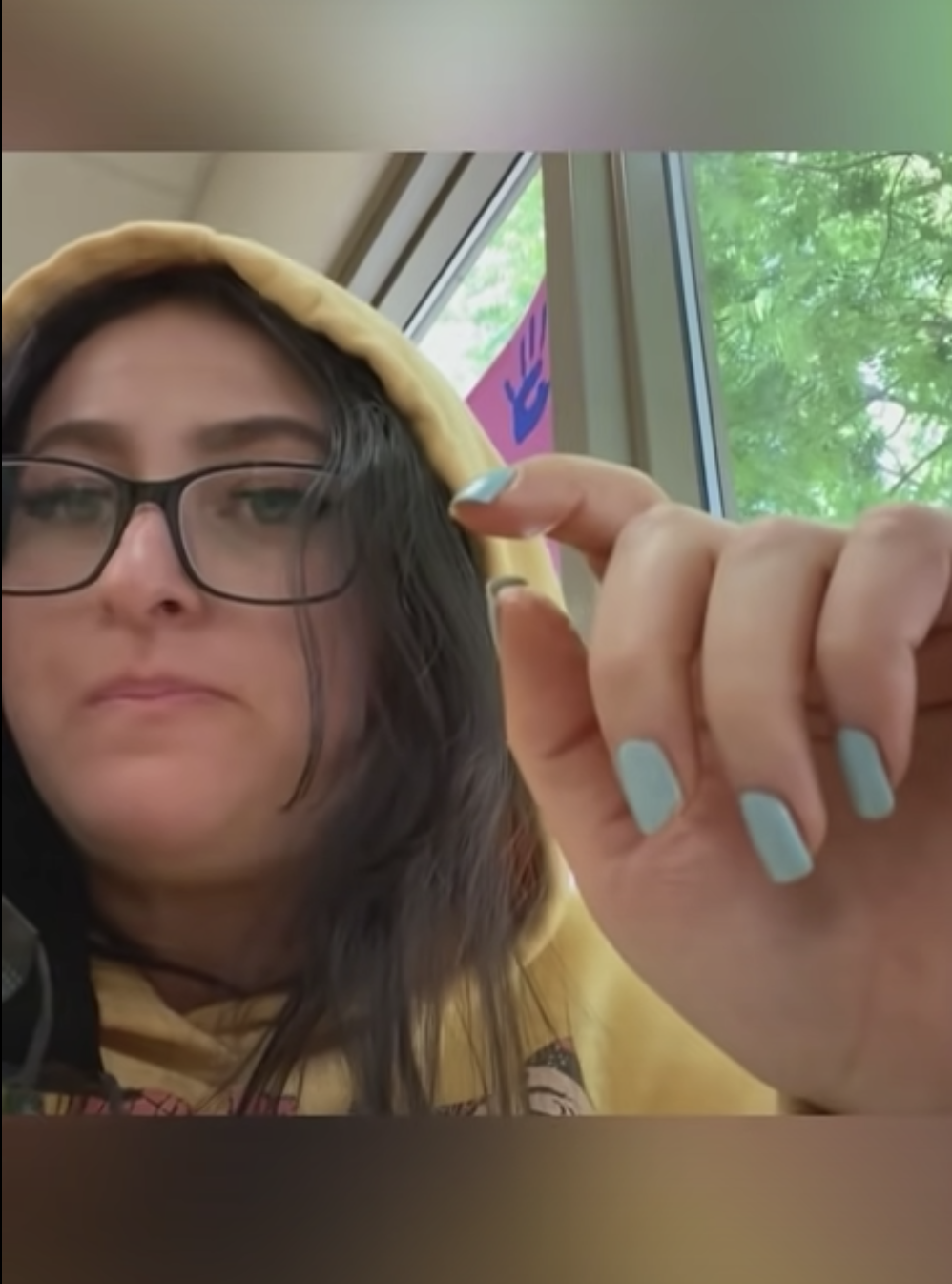 喬裝成女兒去學校的賈西亞,連中午摘口罩吃飯也沒被發現。(翻攝自Casey Garcia YouTube)