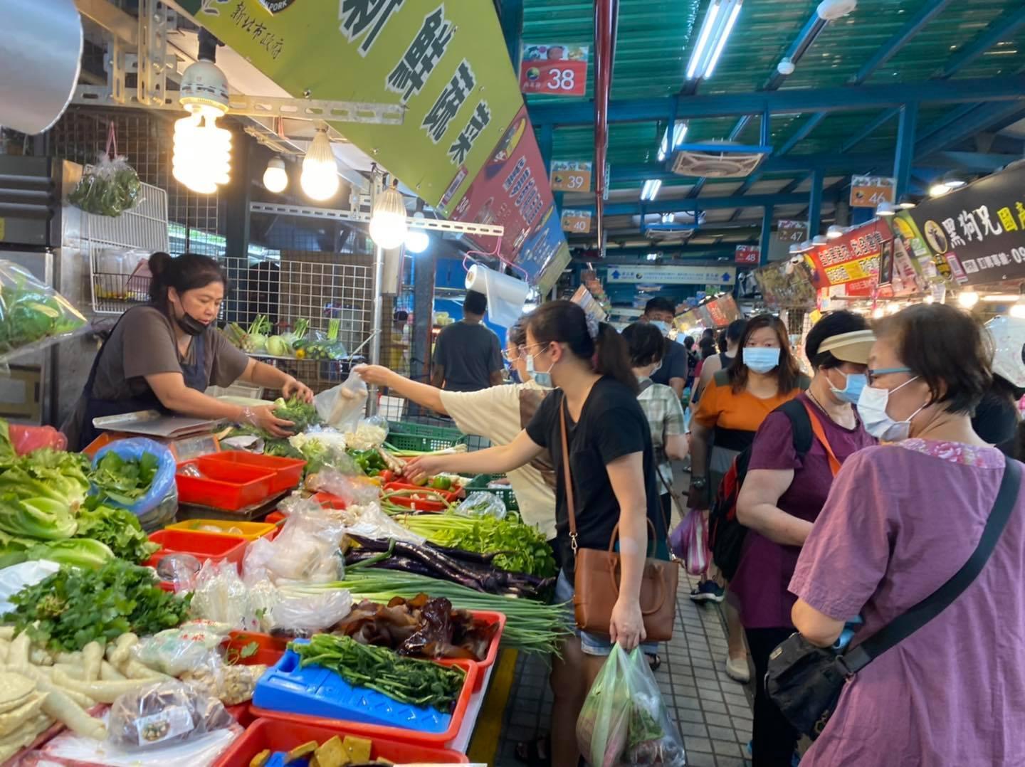 Yaya親力親為跑市場，顧品質。（Elsewhere那裏餐酒館提供）