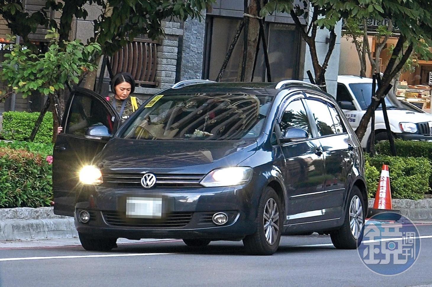 侯怡君（左）和蕭大陸同住桃園林口，本刊就曾目擊她自愛巢走出上車。