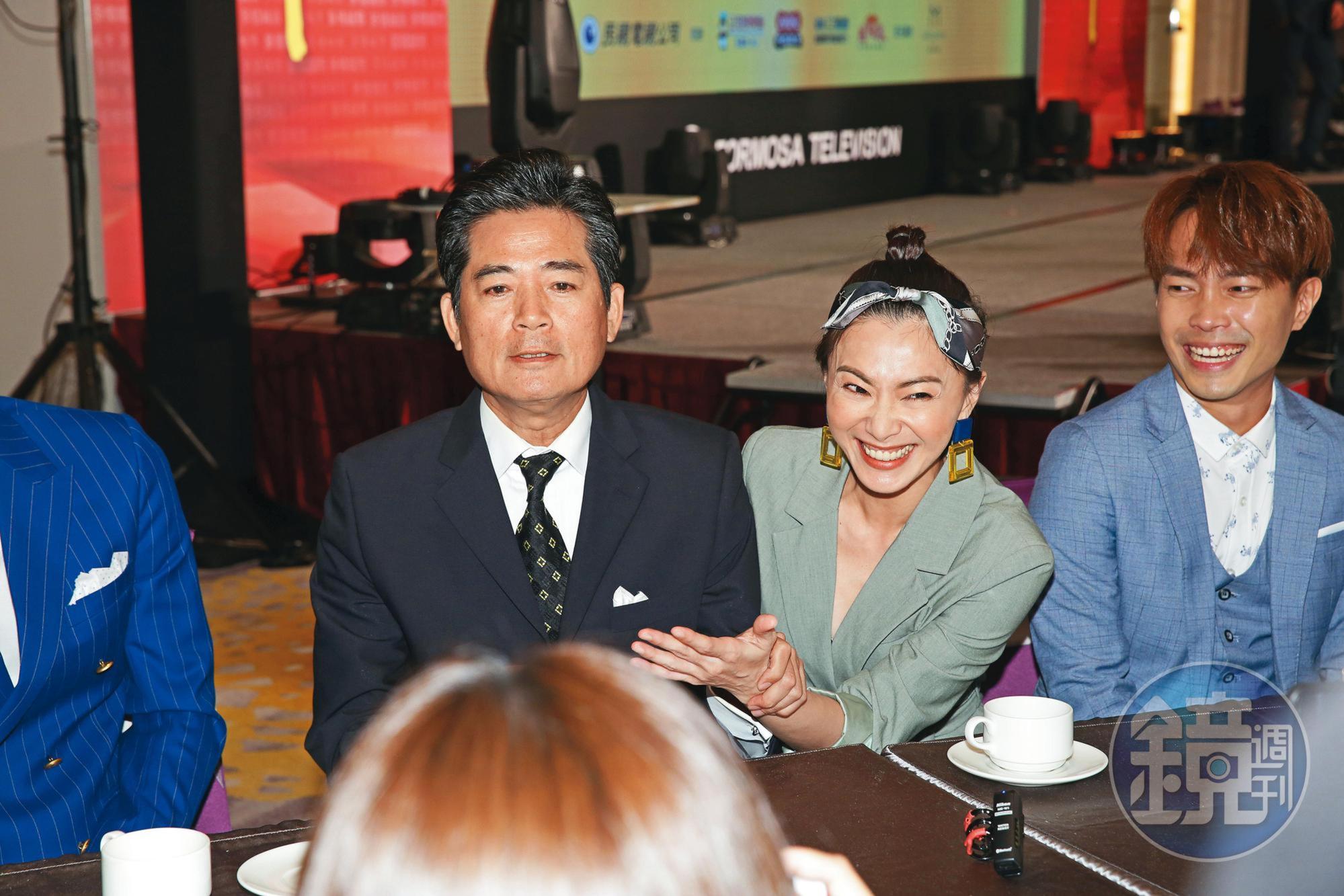 蕭大陸（左）為製作的戲受訪，侯怡君（右）如同賢內助在旁應答。7