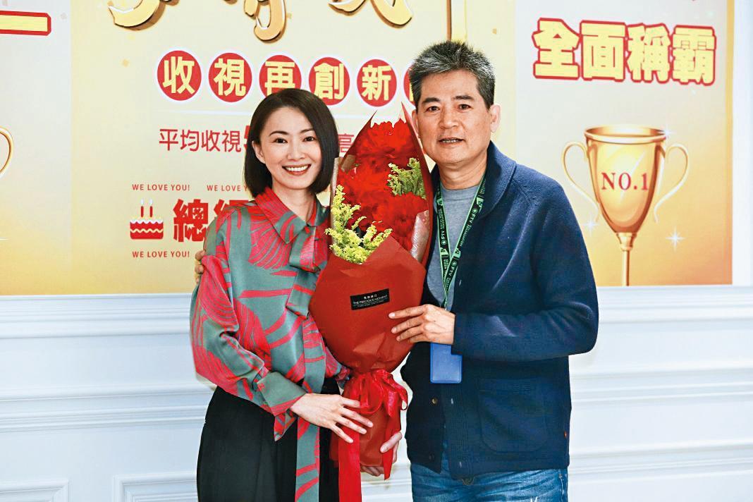 侯怡君（左）和蕭大陸（右）於公於私都分不開，兩人在《多情城市》為演員和製作人的關係。（民視提供）